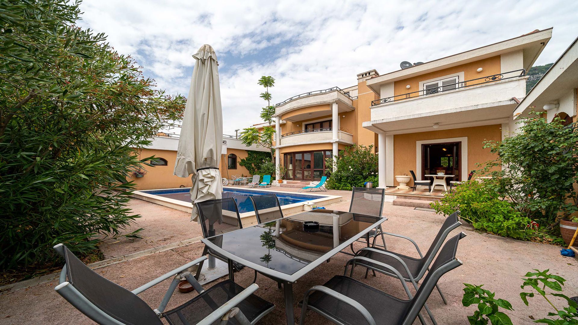 Na prodaju kuća sa bazenom,Kavač-Kotor - Amfora Real Estate