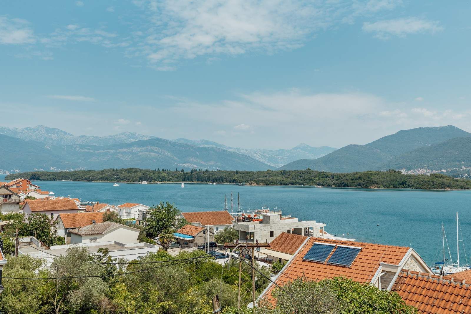 Dvosoban stan 64m2 sa garaznim mestom i fantasticnim pogledom na more, Tivat - Obala Đuraševića (Gratis 85m2 zemljišta oko zgrade) - Amfora Real Estate