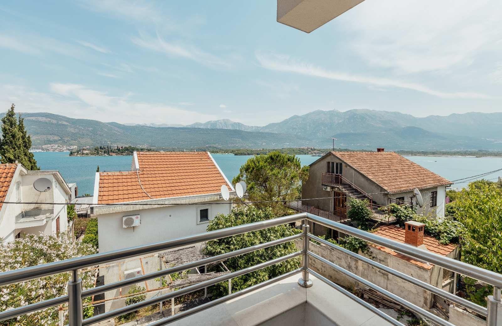Dvosoban stan 64m2 sa garaznim mestom i fantasticnim pogledom na more, Tivat - Obala Đuraševića (Gratis 85m2 zemljišta oko zgrade) - Amfora Real Estate