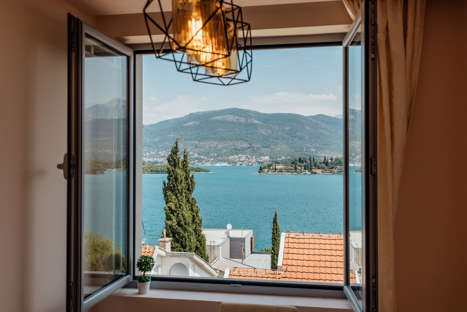 Dvosoban stan 64m2 sa garaznim mestom i fantasticnim pogledom na more, Tivat - Obala Đuraševića (Gratis 85m2 zemljišta oko zgrade) - Amfora Real Estate