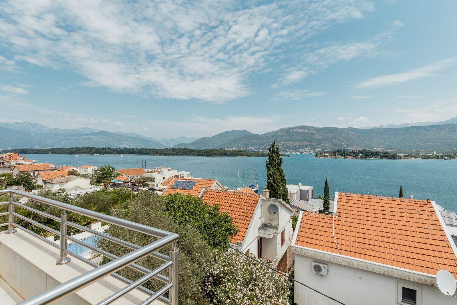 Dvosoban stan 64m2 sa garaznim mestom i fantasticnim pogledom na more, Tivat - Obala Đuraševića (Gratis 85m2 zemljišta oko zgrade) - Amfora Real Estate