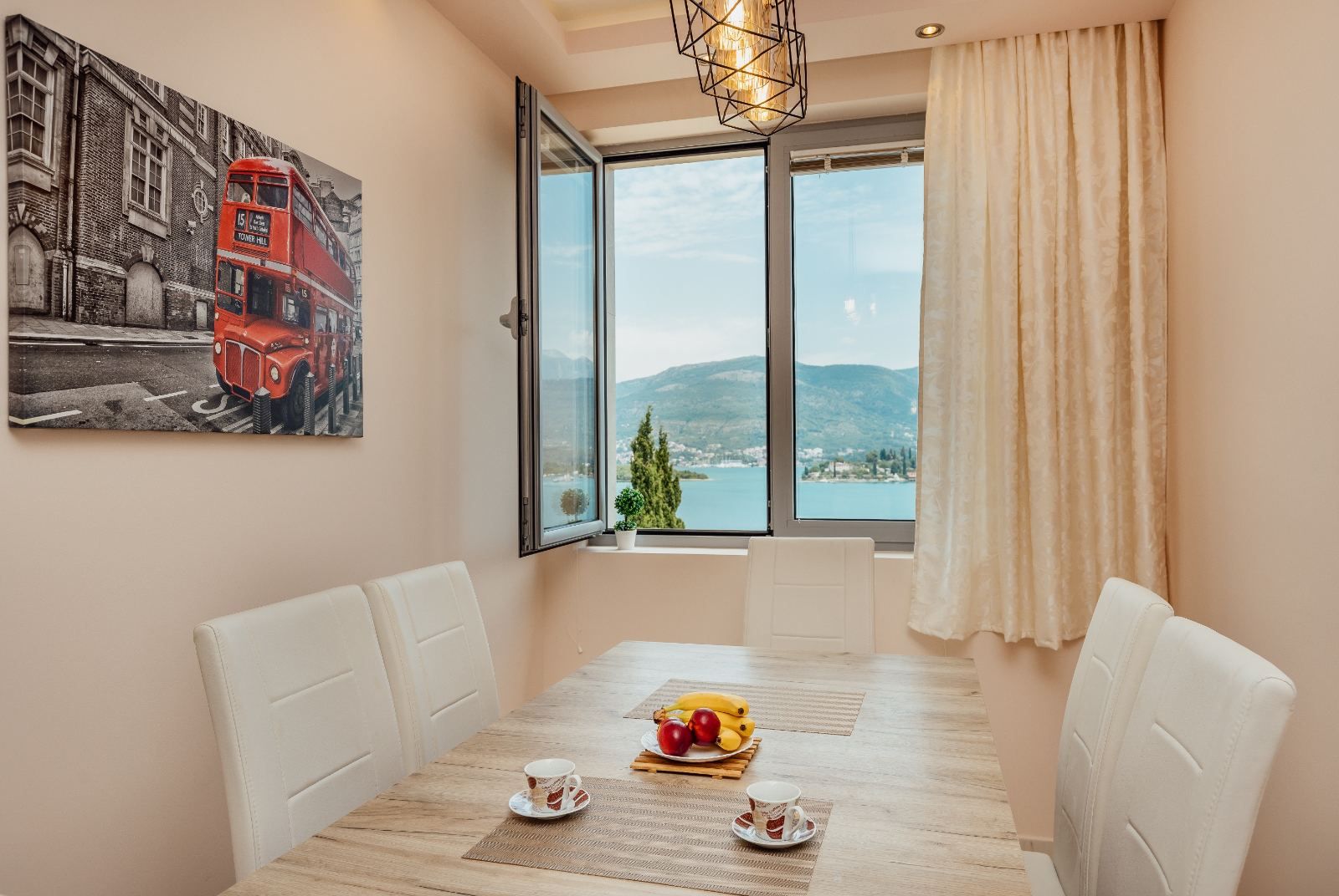 Dvosoban stan 64m2 sa garaznim mestom i fantasticnim pogledom na more, Tivat - Obala Đuraševića (Gratis 85m2 zemljišta oko zgrade) - Amfora Real Estate