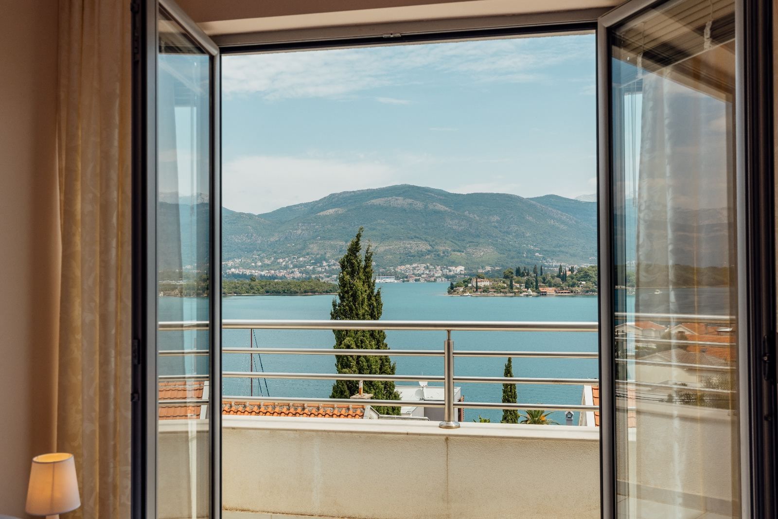 Dvosoban stan 64m2 sa garaznim mestom i fantasticnim pogledom na more, Tivat - Obala Đuraševića (Gratis 85m2 zemljišta oko zgrade) - Amfora Real Estate