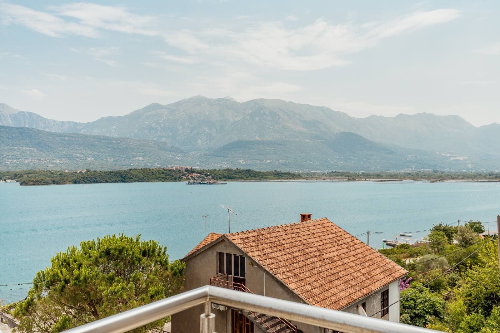 Dvosoban stan 64m2 sa garaznim mestom i fantasticnim pogledom na more, Tivat - Obala Đuraševića (Gratis 85m2 zemljišta oko zgrade) - Amfora Real Estate