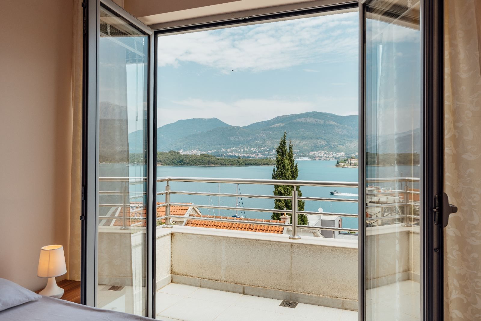 Dvosoban stan 64m2 sa garaznim mestom i fantasticnim pogledom na more, Tivat - Obala Đuraševića (Gratis 85m2 zemljišta oko zgrade) - Amfora Real Estate