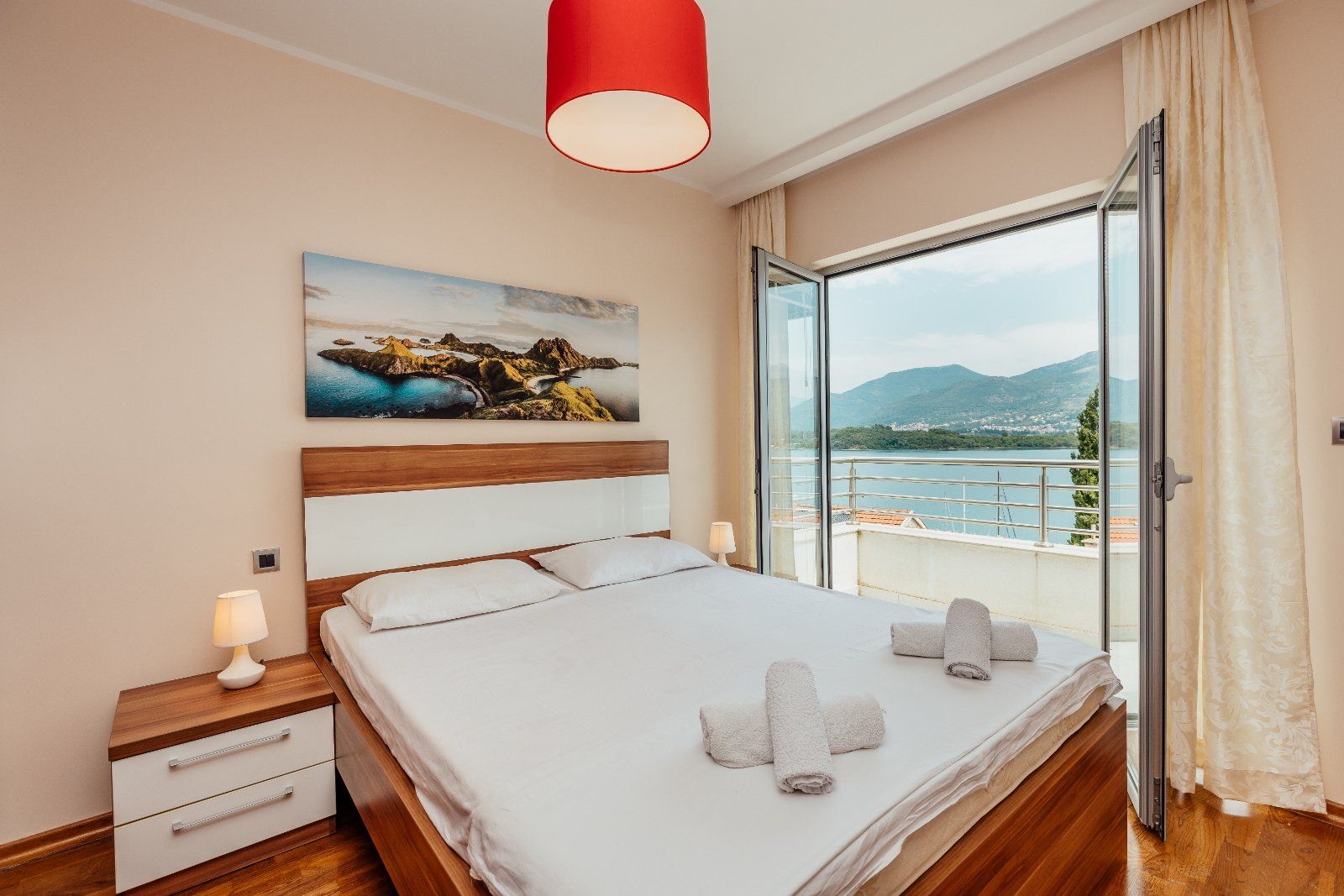 Dvosoban stan 64m2 sa garaznim mestom i fantasticnim pogledom na more, Tivat - Obala Đuraševića (Gratis 85m2 zemljišta oko zgrade) - Amfora Real Estate