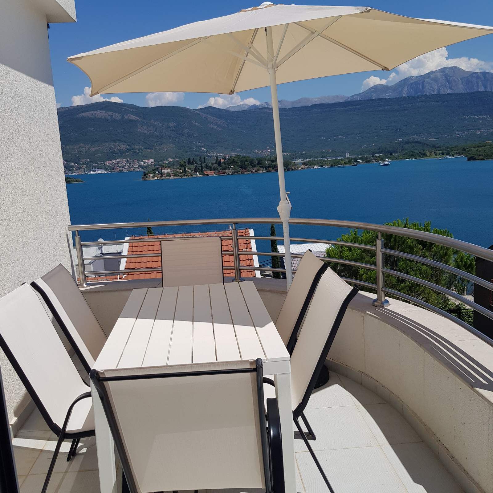 Dvosoban stan 64m2 sa garaznim mestom i fantasticnim pogledom na more, Tivat - Obala Đuraševića (Gratis 85m2 zemljišta oko zgrade) - Amfora Real Estate