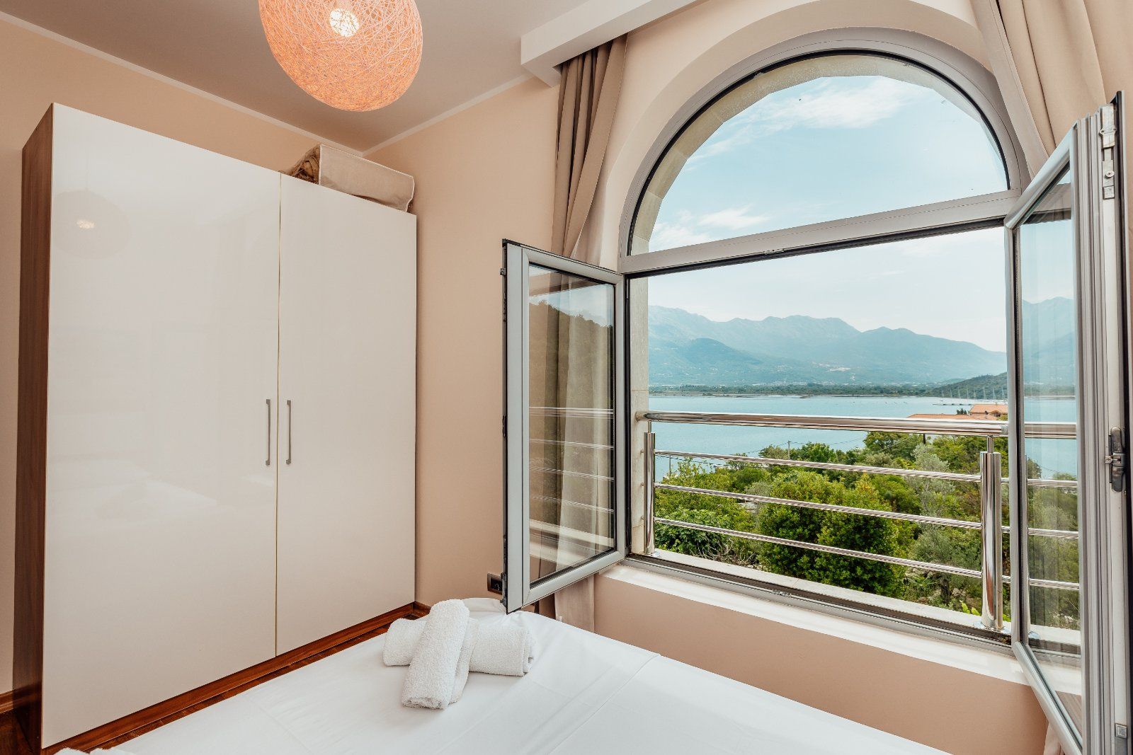 Dvosoban stan 64m2 sa garaznim mestom i fantasticnim pogledom na more, Tivat - Obala Đuraševića (Gratis 85m2 zemljišta oko zgrade) - Amfora Real Estate