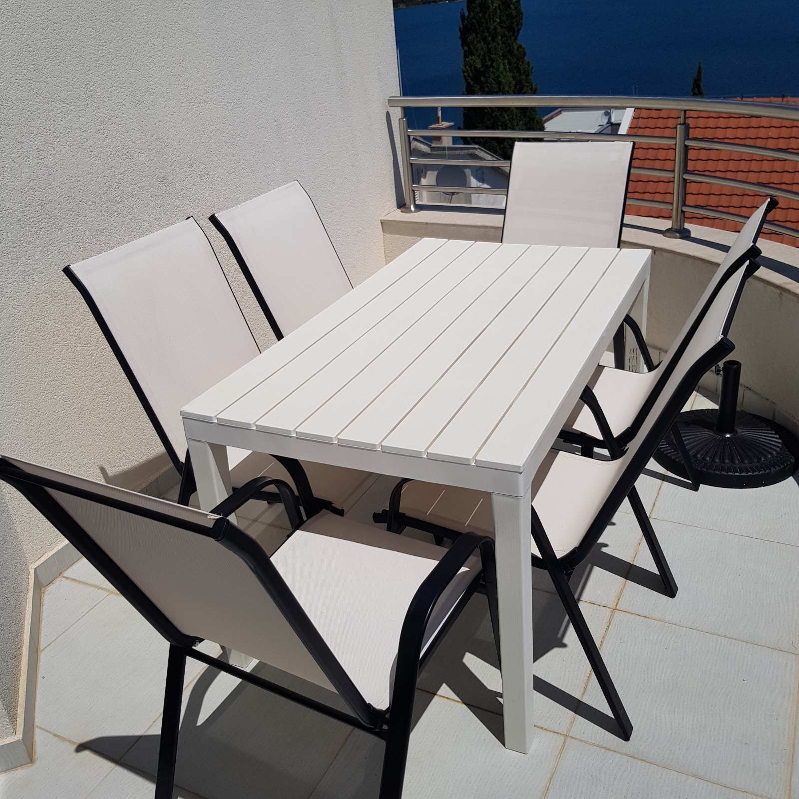 Dvosoban stan 64m2 sa garaznim mestom i fantasticnim pogledom na more, Tivat - Obala Đuraševića (Gratis 85m2 zemljišta oko zgrade) - Amfora Real Estate