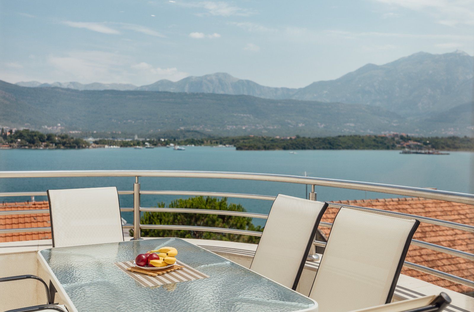 Dvosoban stan 64m2 sa garaznim mestom i fantasticnim pogledom na more, Tivat - Obala Đuraševića (Gratis 85m2 zemljišta oko zgrade) - Amfora Real Estate