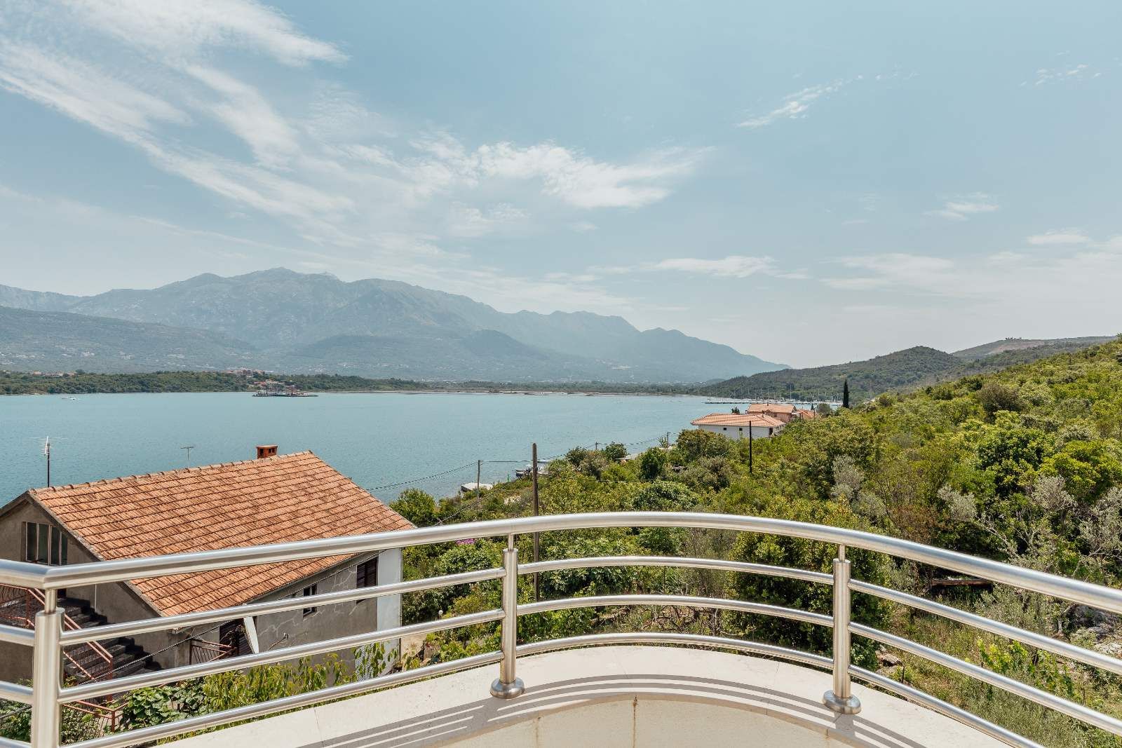 Dvosoban stan 64m2 sa garaznim mestom i fantasticnim pogledom na more, Tivat - Obala Đuraševića (Gratis 85m2 zemljišta oko zgrade) - Amfora Real Estate