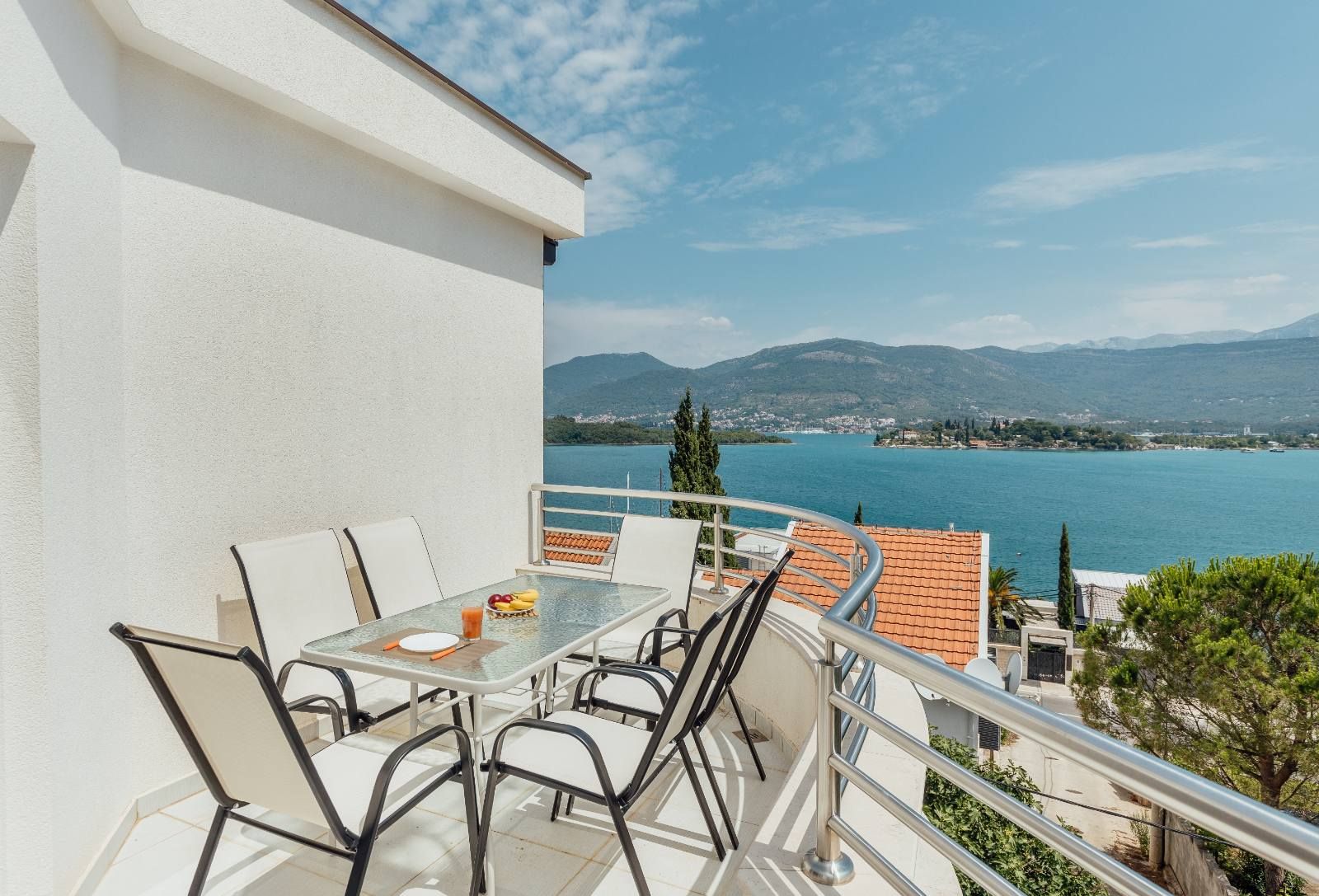 Dvosoban stan 64m2 sa garaznim mestom i fantasticnim pogledom na more, Tivat - Obala Đuraševića (Gratis 85m2 zemljišta oko zgrade) - Amfora Real Estate