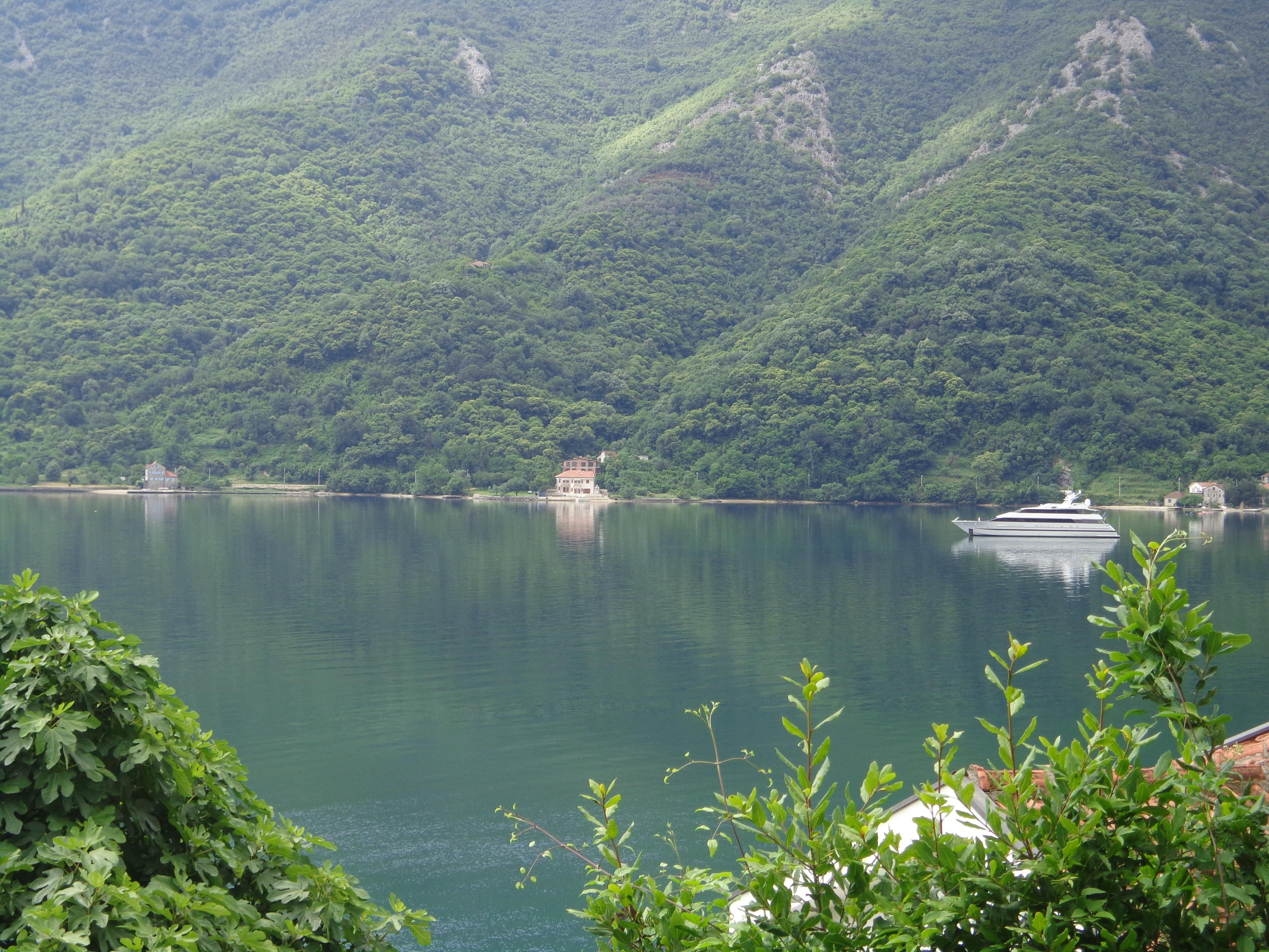 Gradjevinski plac 7,010m2  na 30 metara od mora,Lipci-opština Kotor (Mogućnost zajedničke gradnje) - Amfora Real Estate