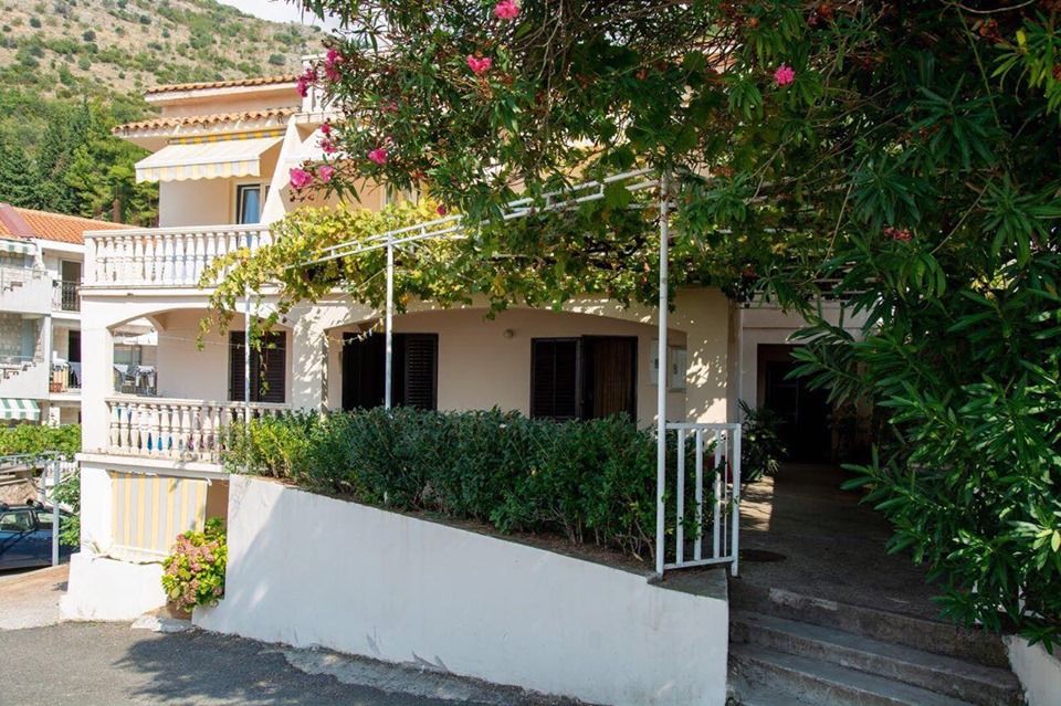 Trosprata kuća sa panoramskim pogledom na more,na ekskluzivnoj lokaciji,Sveti Stefan (Budva) - Amfora Real Estate