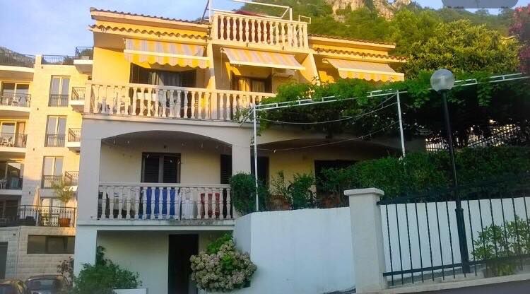 Trosprata kuća sa panoramskim pogledom na more,na ekskluzivnoj lokaciji,Sveti Stefan (Budva) - Amfora Real Estate