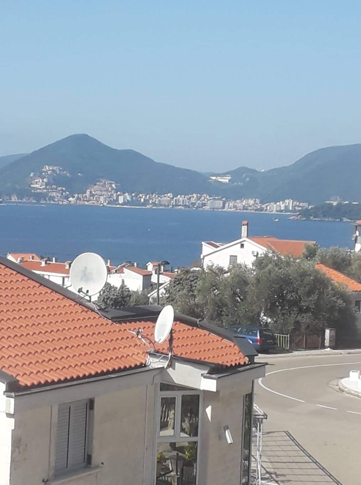 Trosprata kuća sa panoramskim pogledom na more,na ekskluzivnoj lokaciji,Sveti Stefan (Budva) - Amfora Real Estate