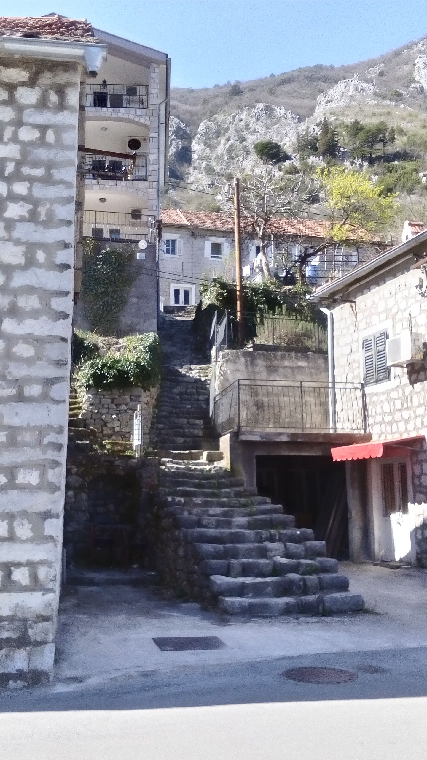 Kamena kuća 54m2 na 30 metara od obale u naselju Muo-Kotor. - Amfora Real Estate