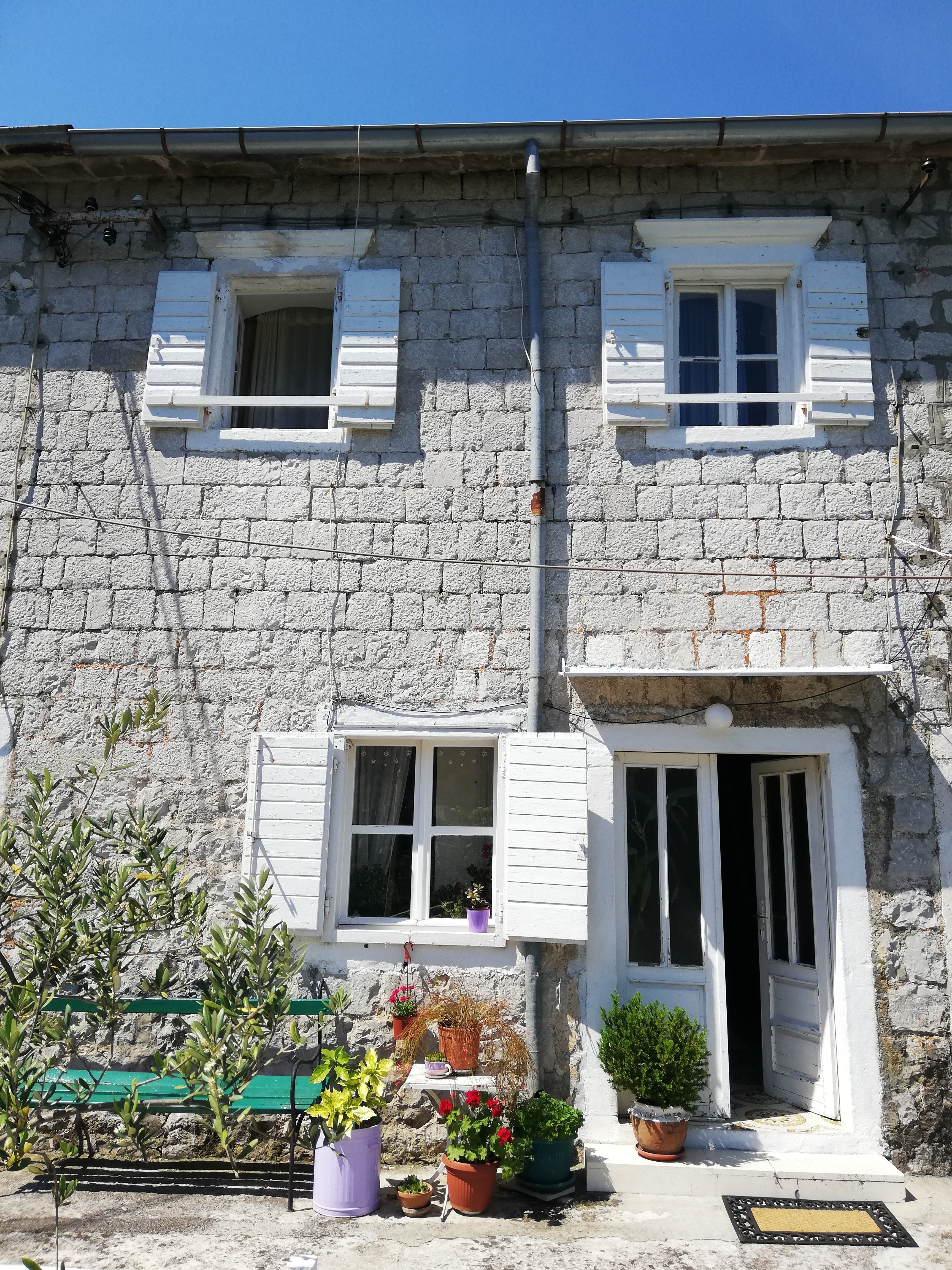 Kamena kuća 54m2 na 30 metara od obale u naselju Muo-Kotor. - Amfora Real Estate