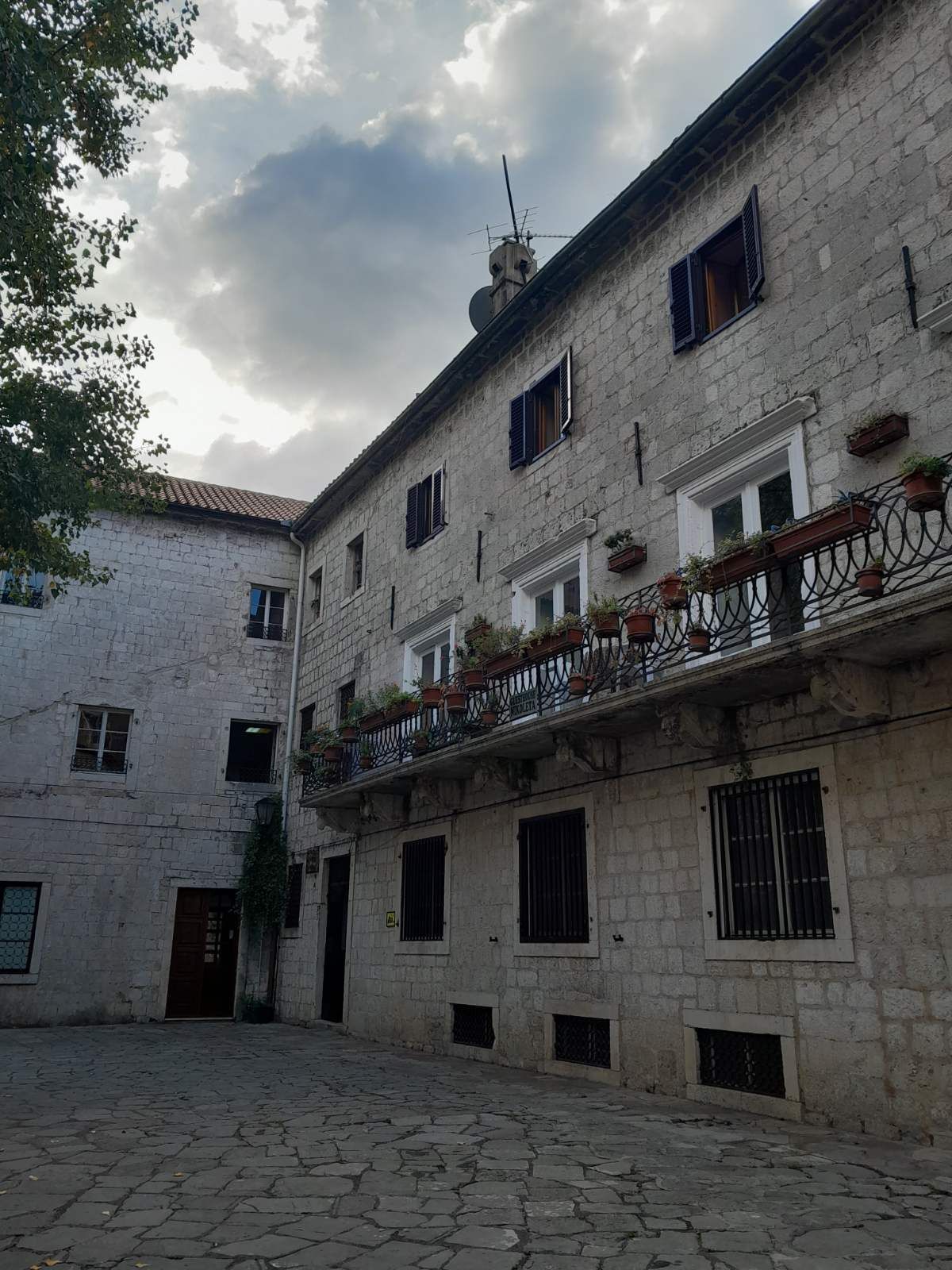 Renoviran dupleks stan 110m2 na odličnoj lokaciji ,Stari grad-Kotor. - Amfora Real Estate