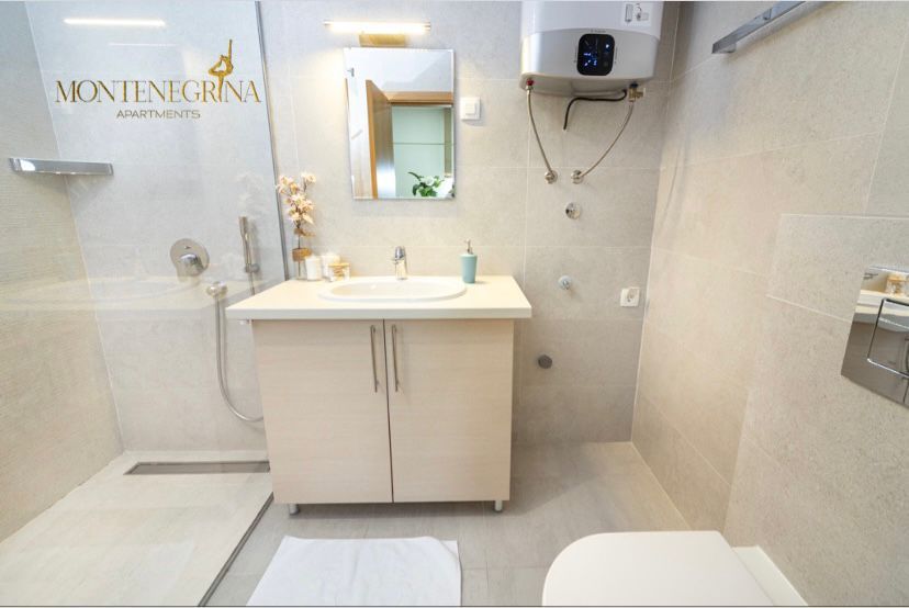 Izdavanje studio apartmana sa garaznim mestom– Centar Budve, 100 m od mora (Na duzi period) - Amfora Real Estate