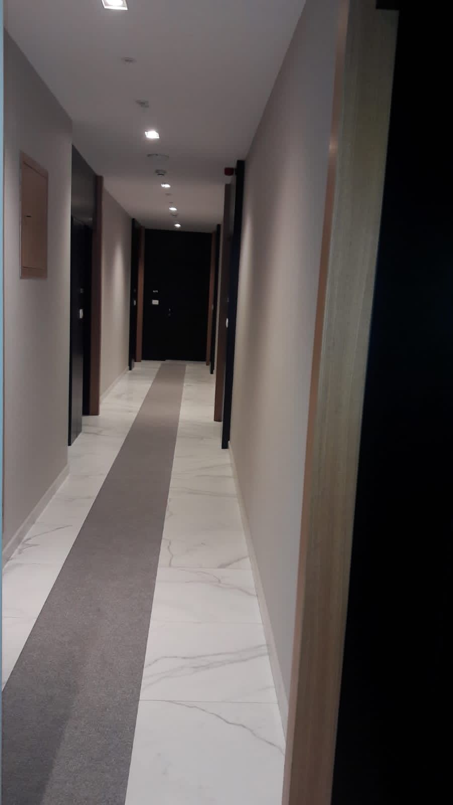 Izdavanje studio apartmana sa garaznim mestom– Centar Budve, 100 m od mora (Na duzi period) - Amfora Real Estate