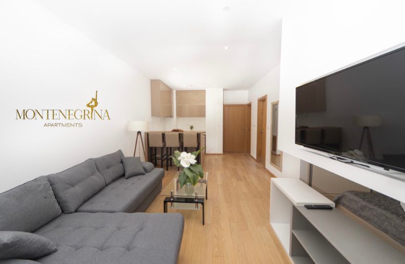 Izdavanje studio apartmana sa garaznim mestom– Centar Budve, 100 m od mora (Na duzi period) - Amfora Real Estate