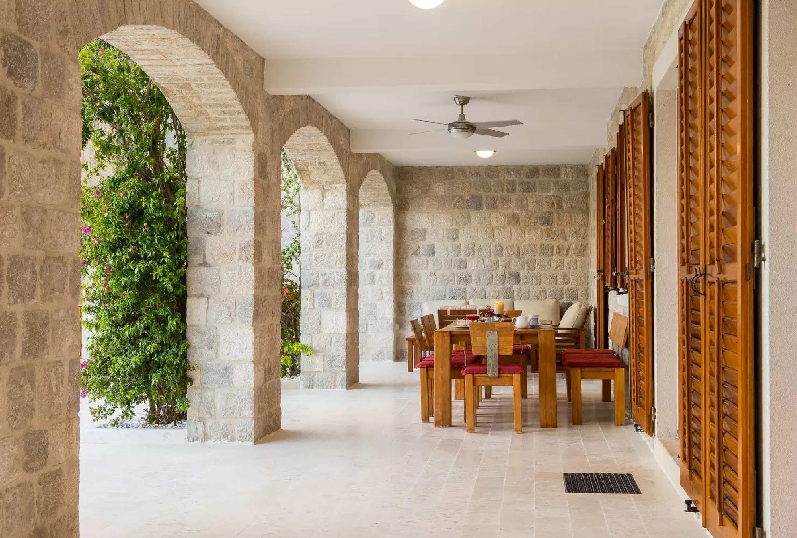 Luksuzna vila sa bazenom i privatnom vezom za jahte, na samoj obali mora,Risan-Kotor. - Amfora Real Estate