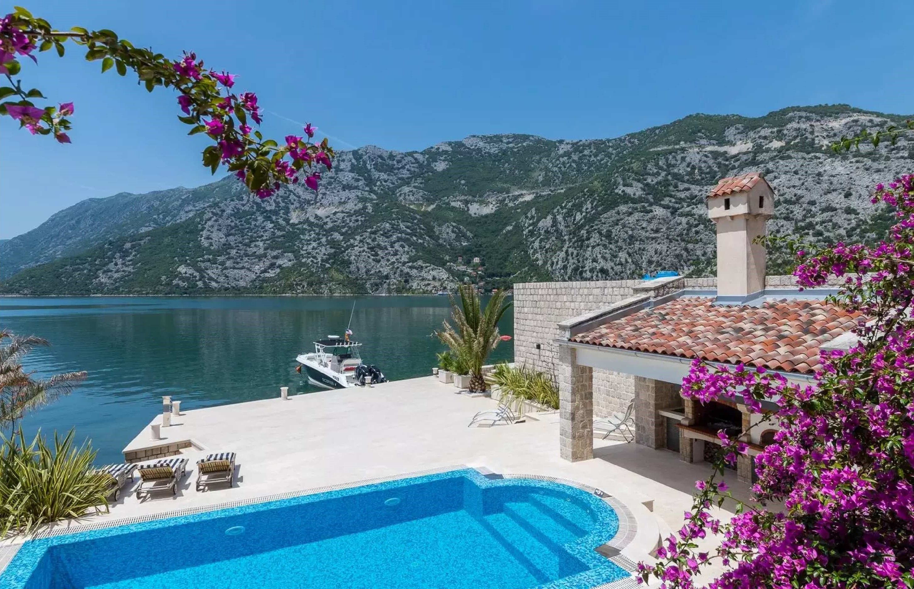 Luksuzna vila sa bazenom i privatnom vezom za jahte, na samoj obali mora,Risan-Kotor. - Amfora Real Estate