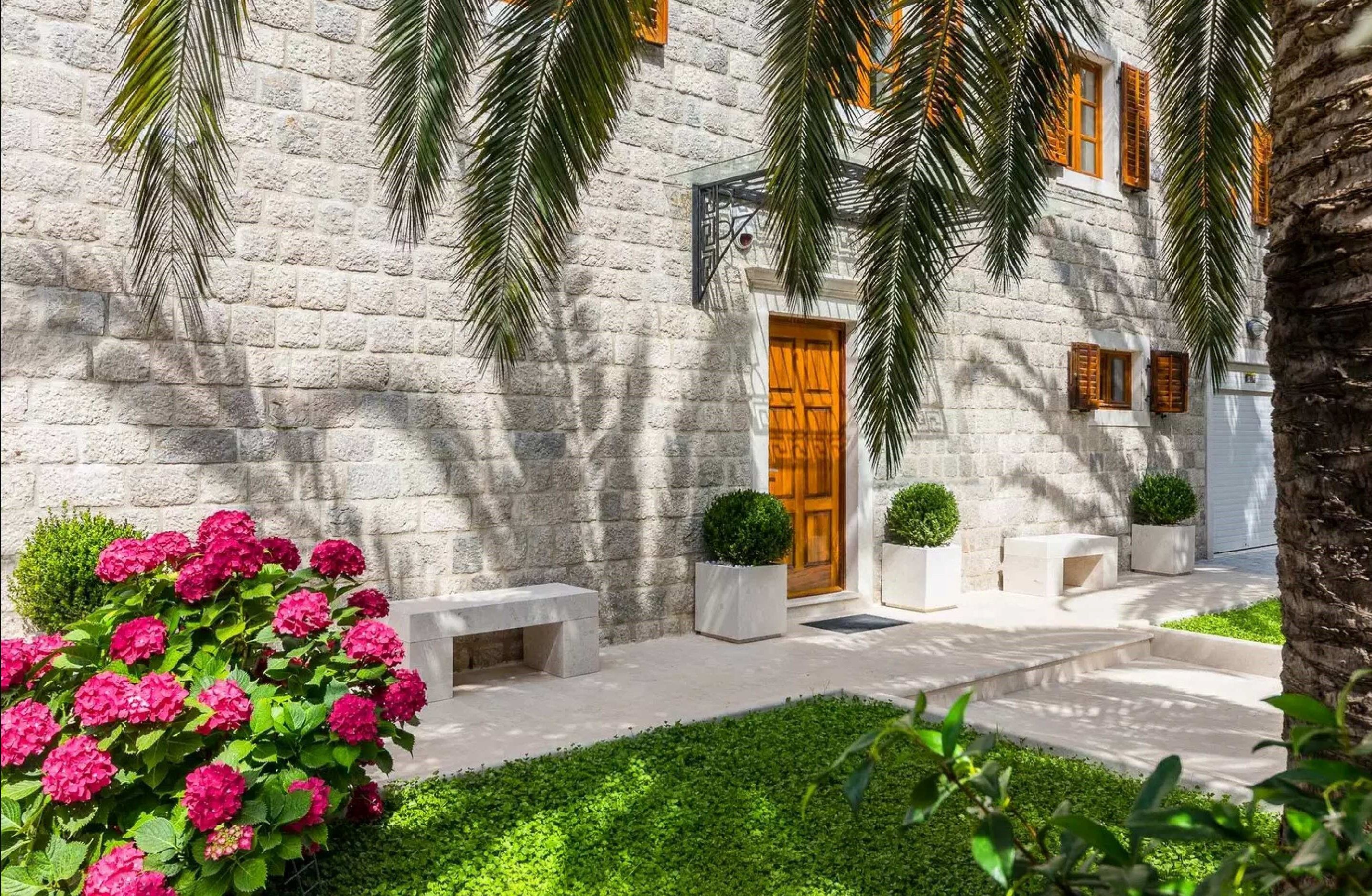 Luksuzna vila sa bazenom i privatnom vezom za jahte, na samoj obali mora,Risan-Kotor. - Amfora Real Estate
