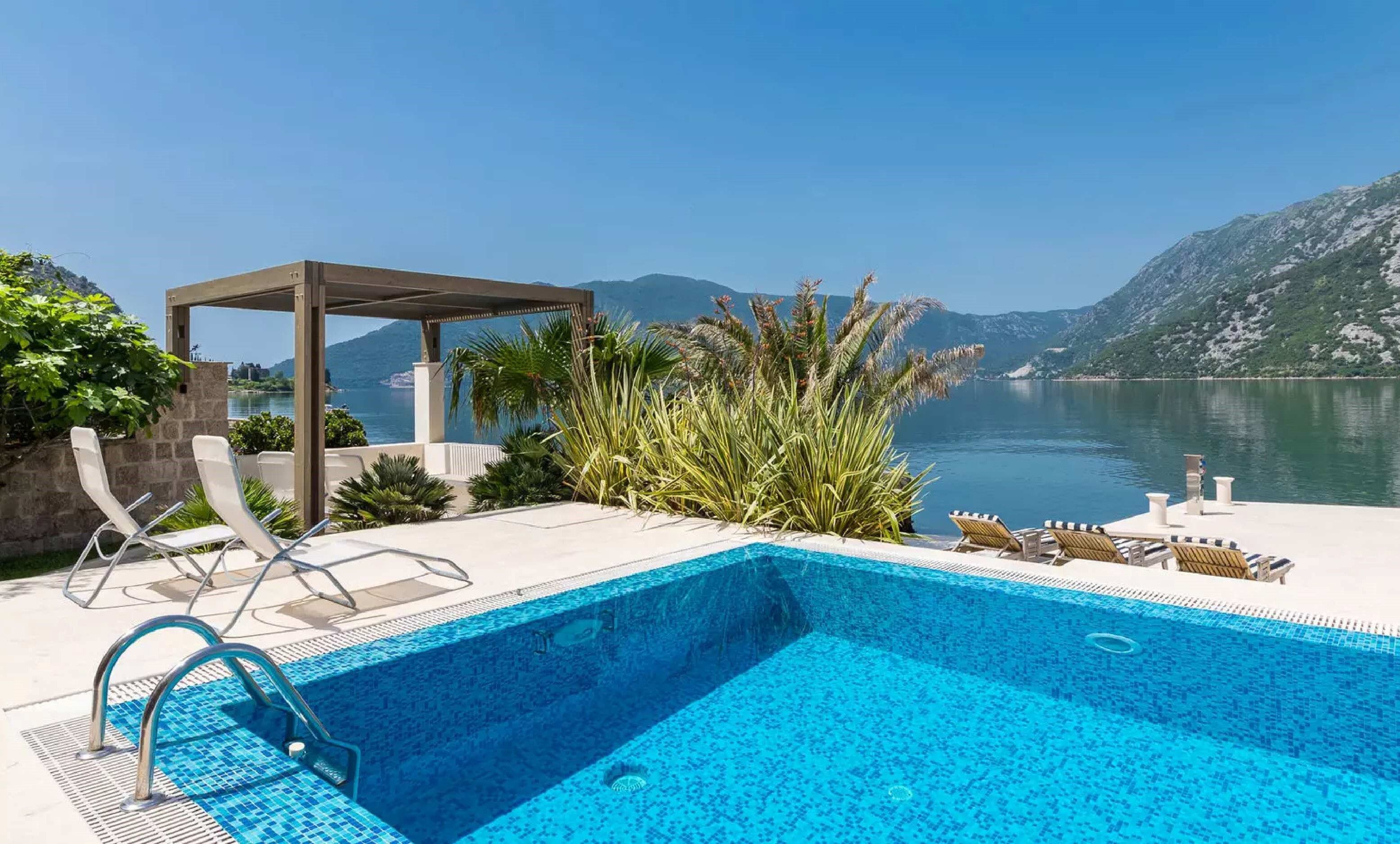 Luksuzna vila sa bazenom i privatnom vezom za jahte, na samoj obali mora,Risan-Kotor. - Amfora Real Estate