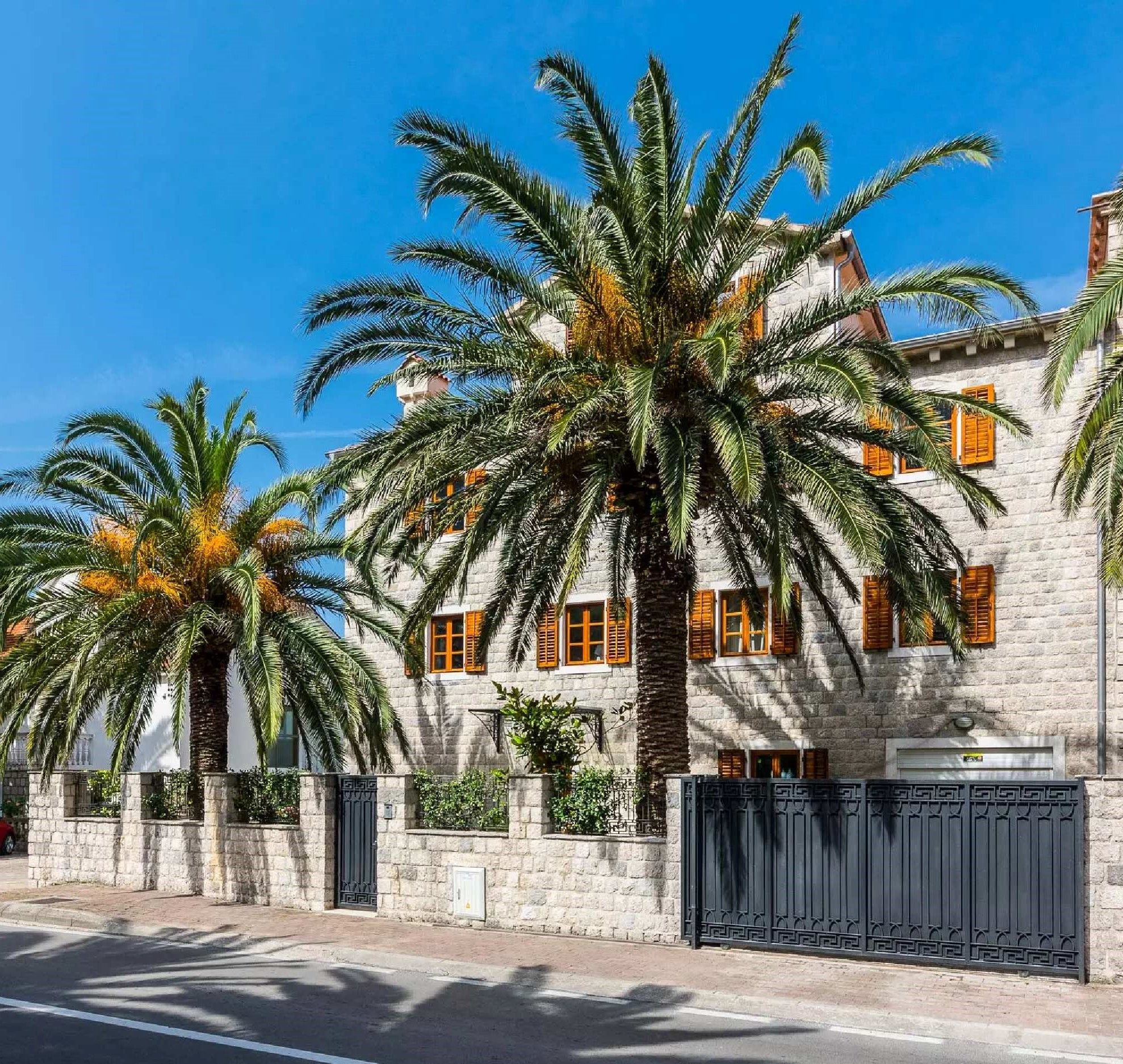 Luksuzna vila sa bazenom i privatnom vezom za jahte, na samoj obali mora,Risan-Kotor. - Amfora Real Estate