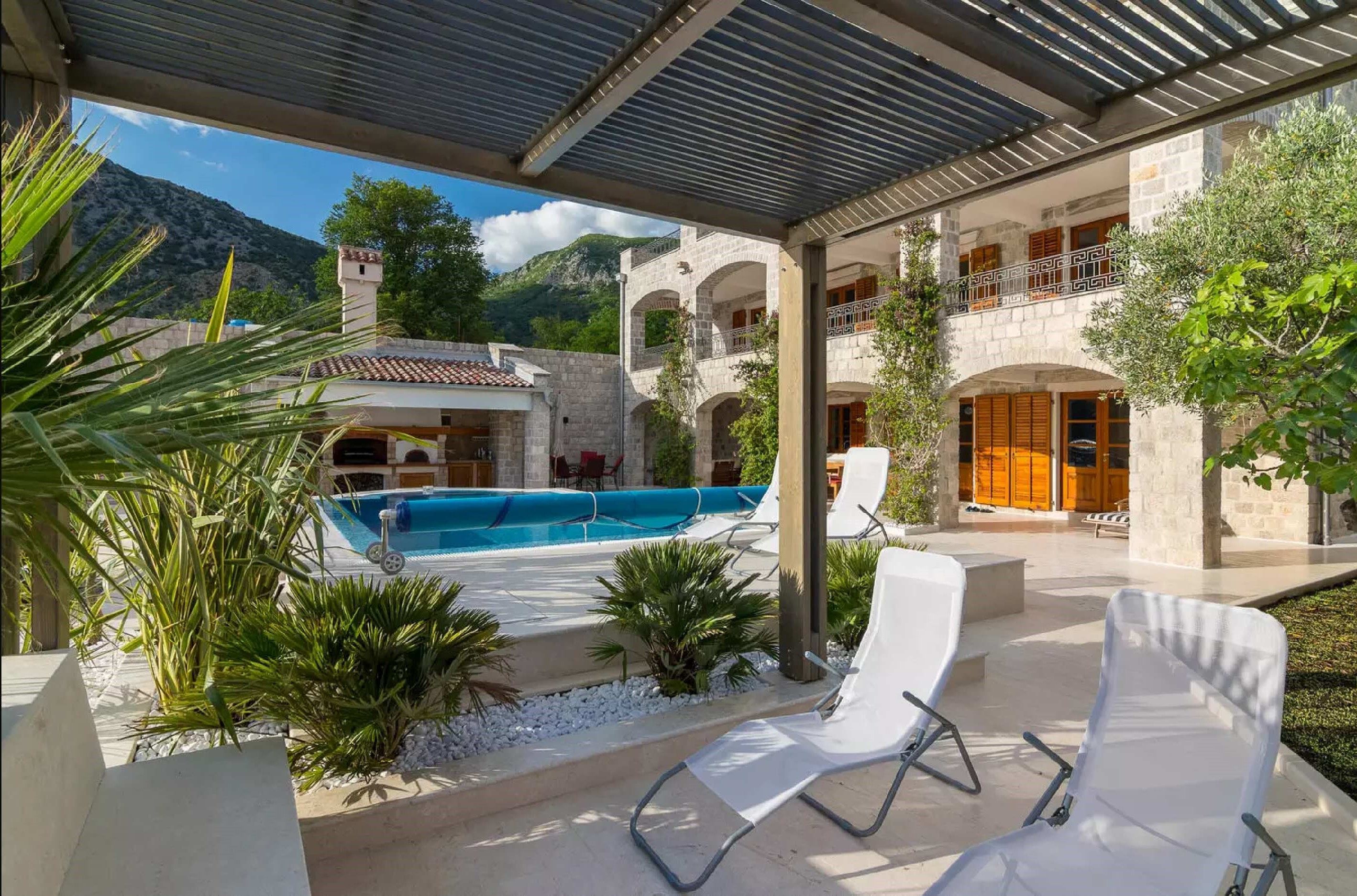 Luksuzna vila sa bazenom i privatnom vezom za jahte, na samoj obali mora,Risan-Kotor. - Amfora Real Estate