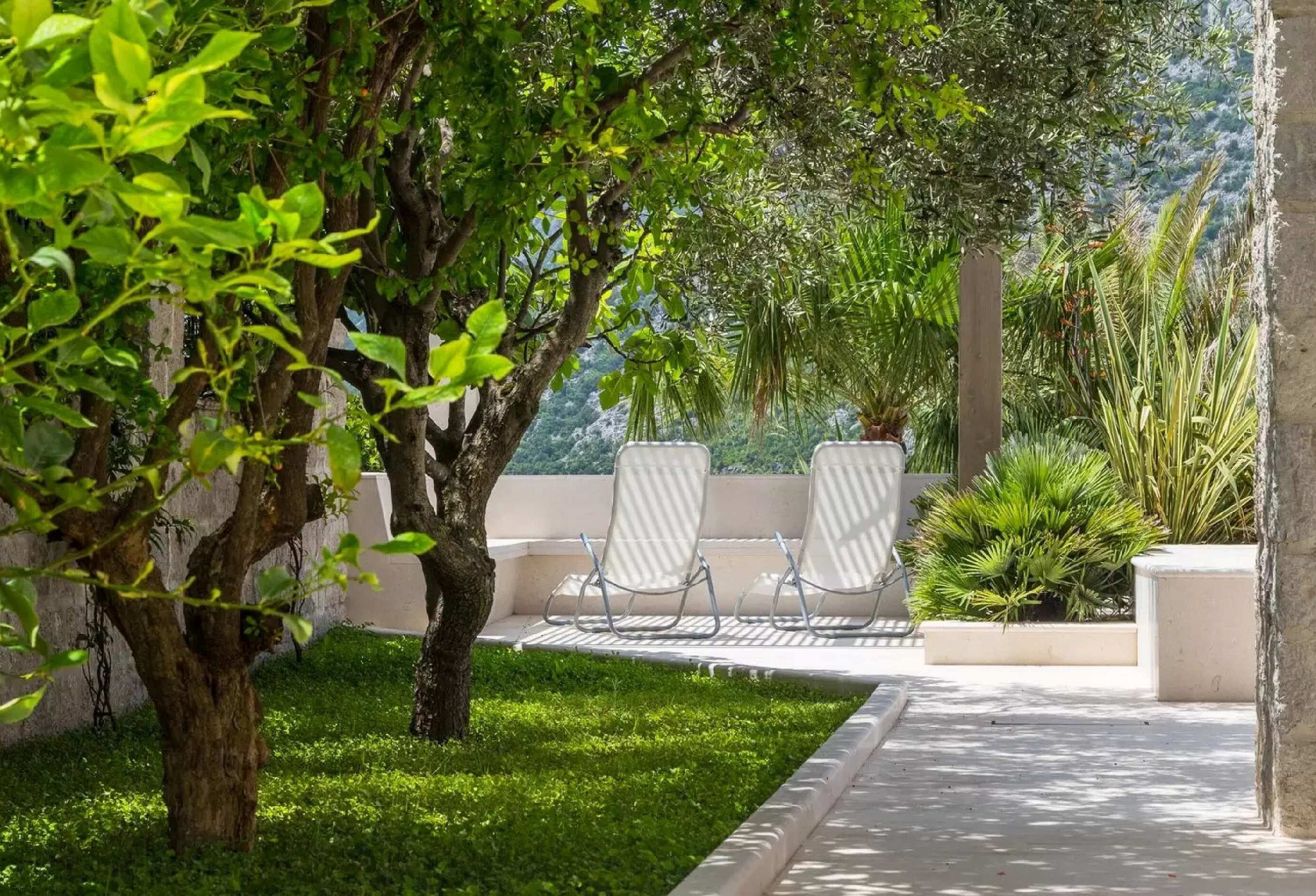 Luksuzna vila sa bazenom i privatnom vezom za jahte, na samoj obali mora,Risan-Kotor. - Amfora Real Estate