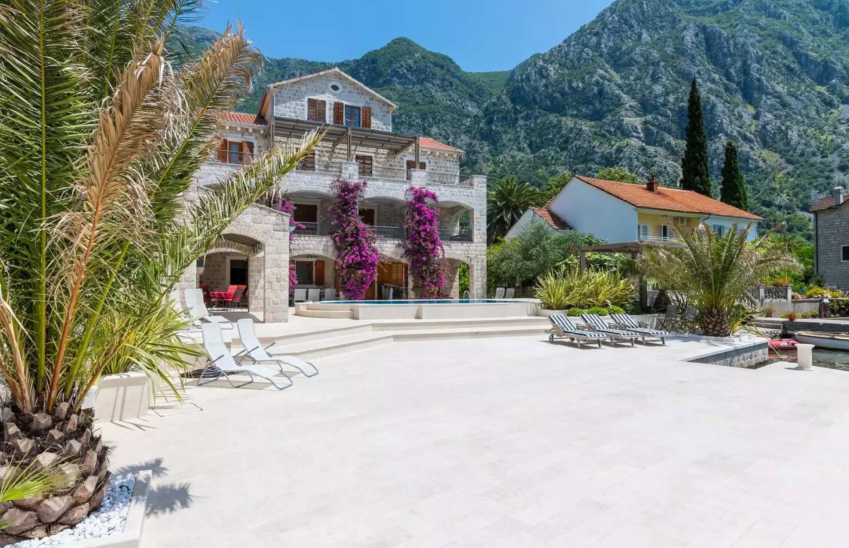 Luksuzna vila sa bazenom i privatnom vezom za jahte, na samoj obali mora,Risan-Kotor. - Amfora Real Estate