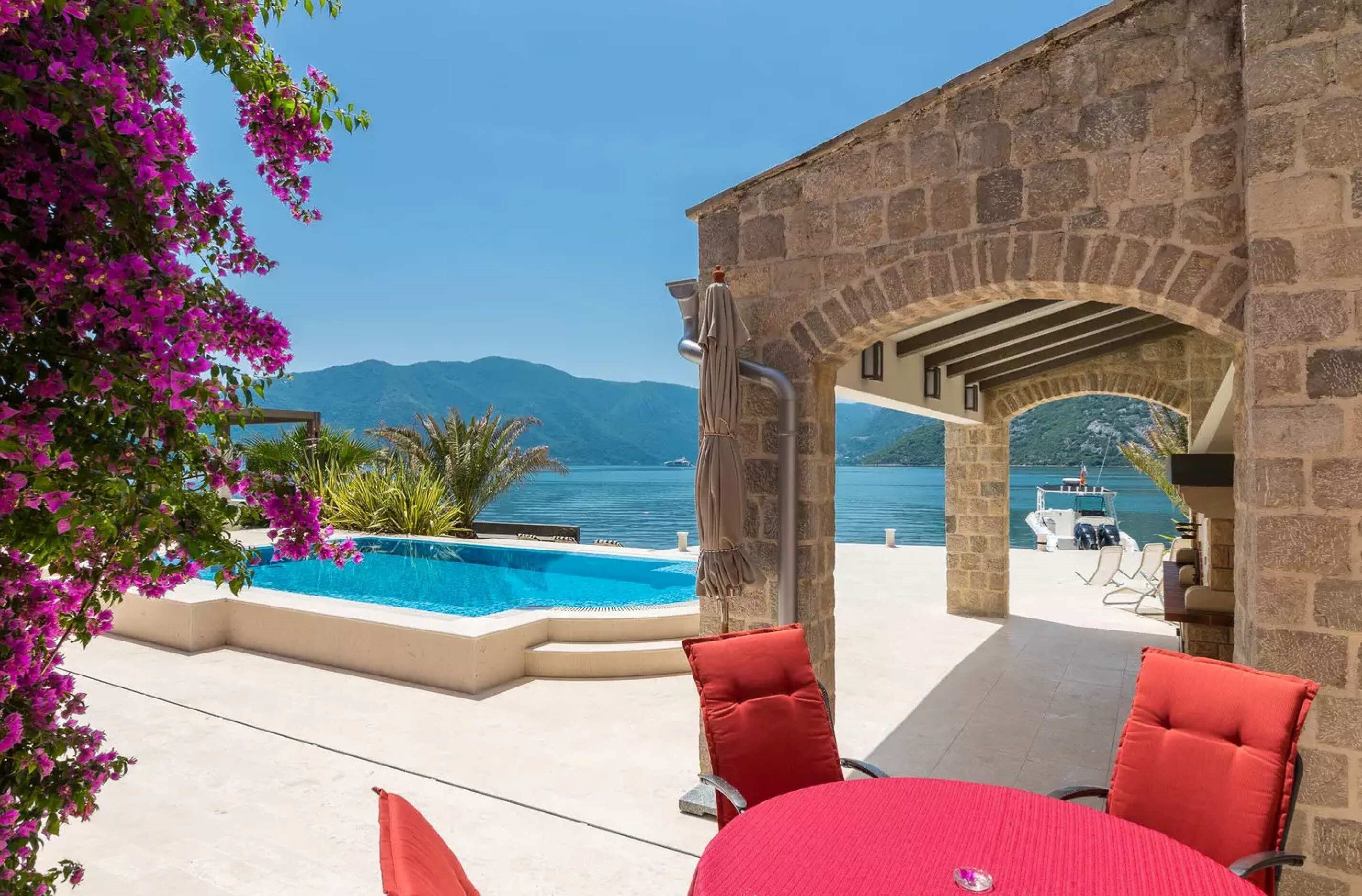 Luksuzna vila sa bazenom i privatnom vezom za jahte, na samoj obali mora,Risan-Kotor. - Amfora Real Estate