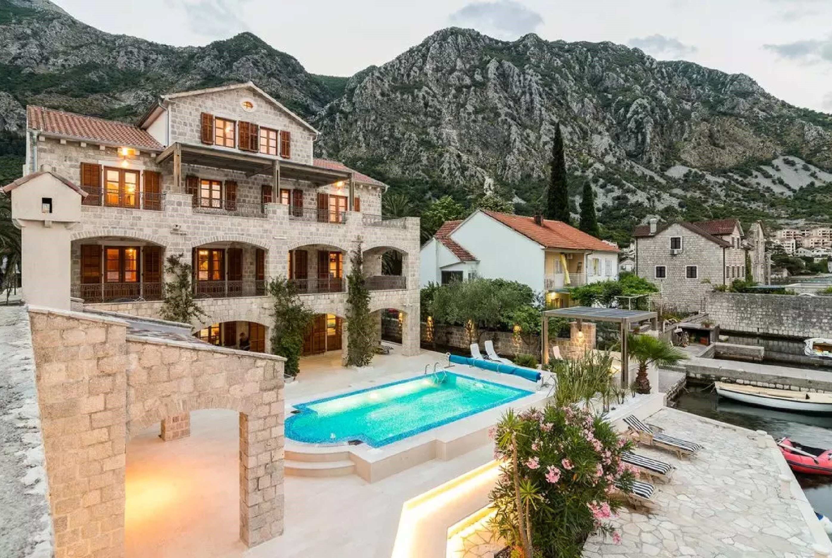 Luksuzna vila sa bazenom i privatnom vezom za jahte, na samoj obali mora,Risan-Kotor. - Amfora Real Estate