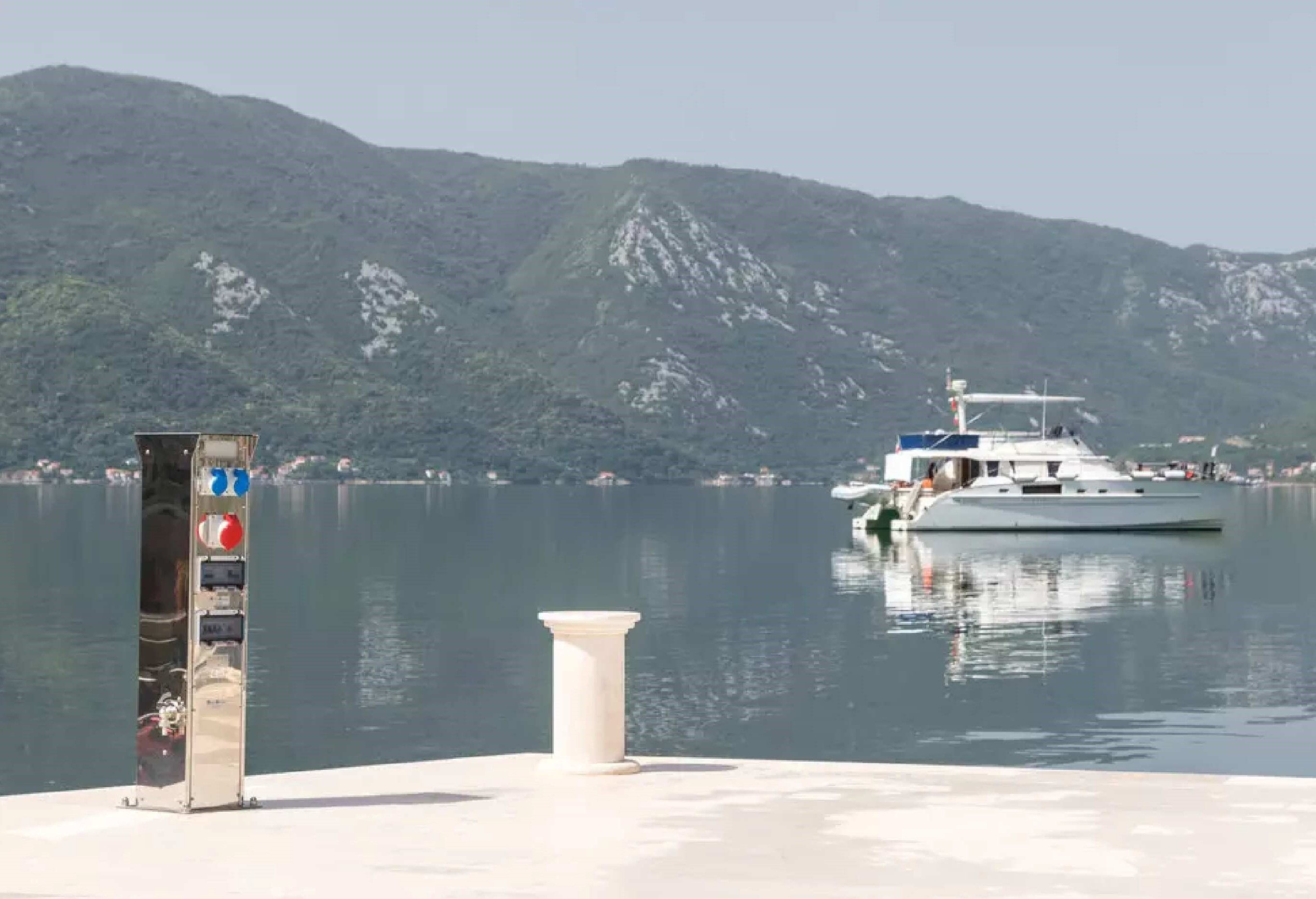 Luksuzna vila sa bazenom i privatnom vezom za jahte, na samoj obali mora,Risan-Kotor. - Amfora Real Estate