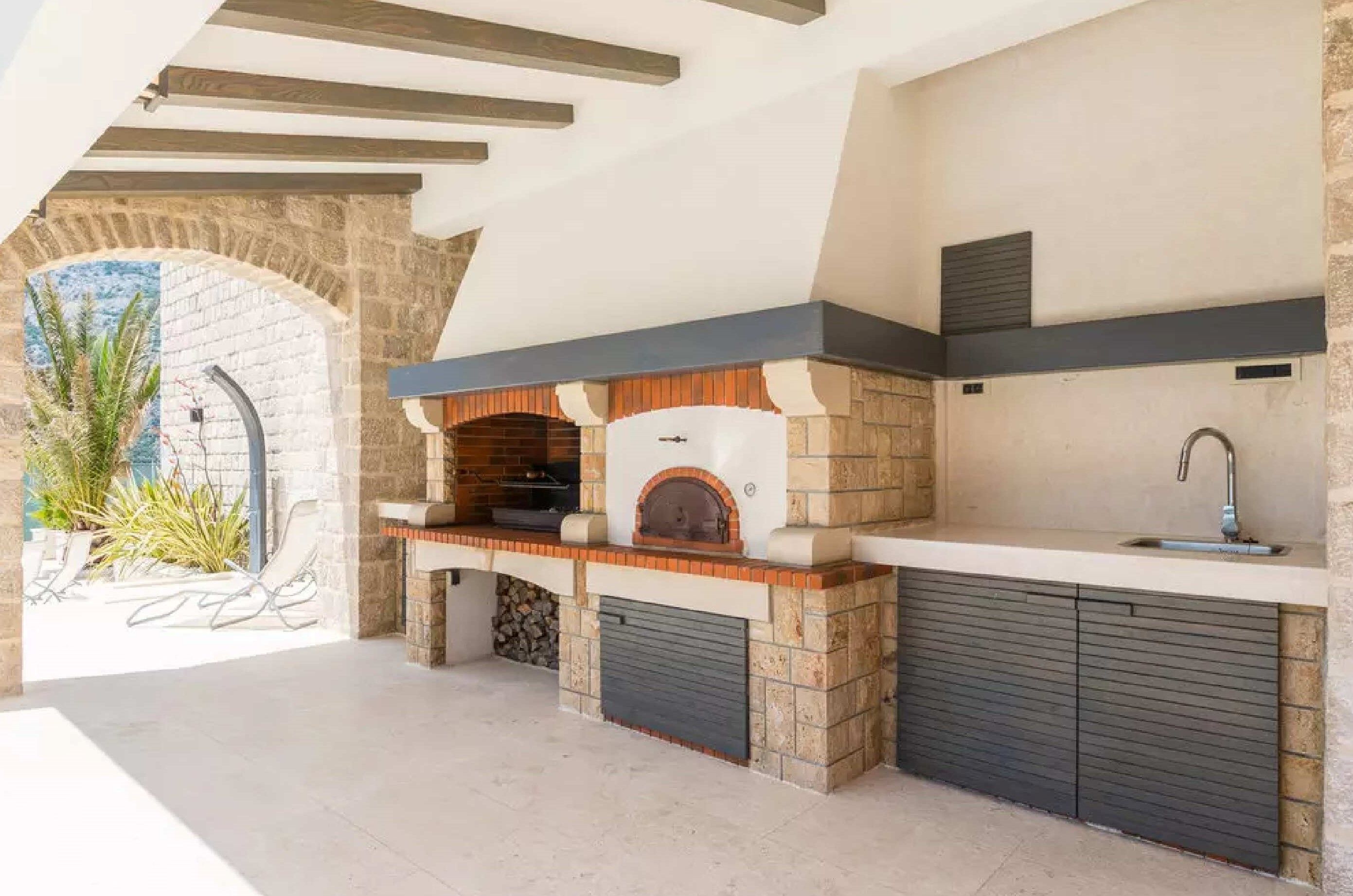 Luksuzna vila sa bazenom i privatnom vezom za jahte, na samoj obali mora,Risan-Kotor. - Amfora Real Estate