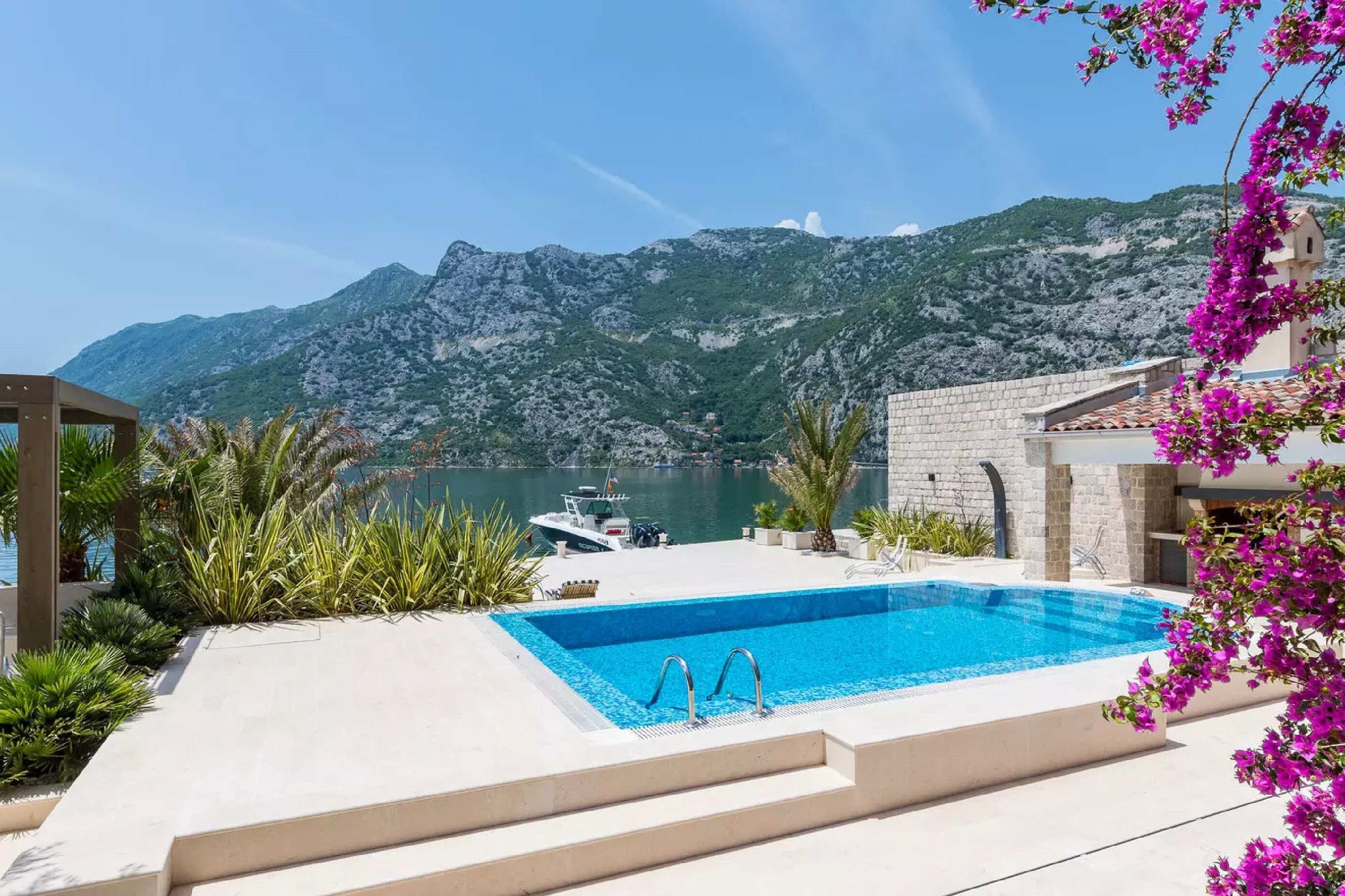Luksuzna vila sa bazenom i privatnom vezom za jahte, na samoj obali mora,Risan-Kotor. - Amfora Real Estate
