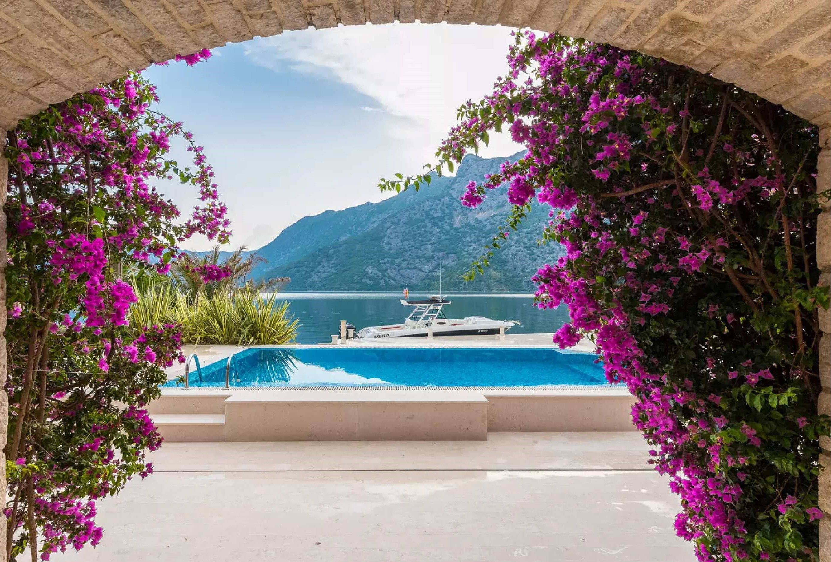 Luksuzna vila sa bazenom i privatnom vezom za jahte, na samoj obali mora,Risan-Kotor. - Amfora Real Estate