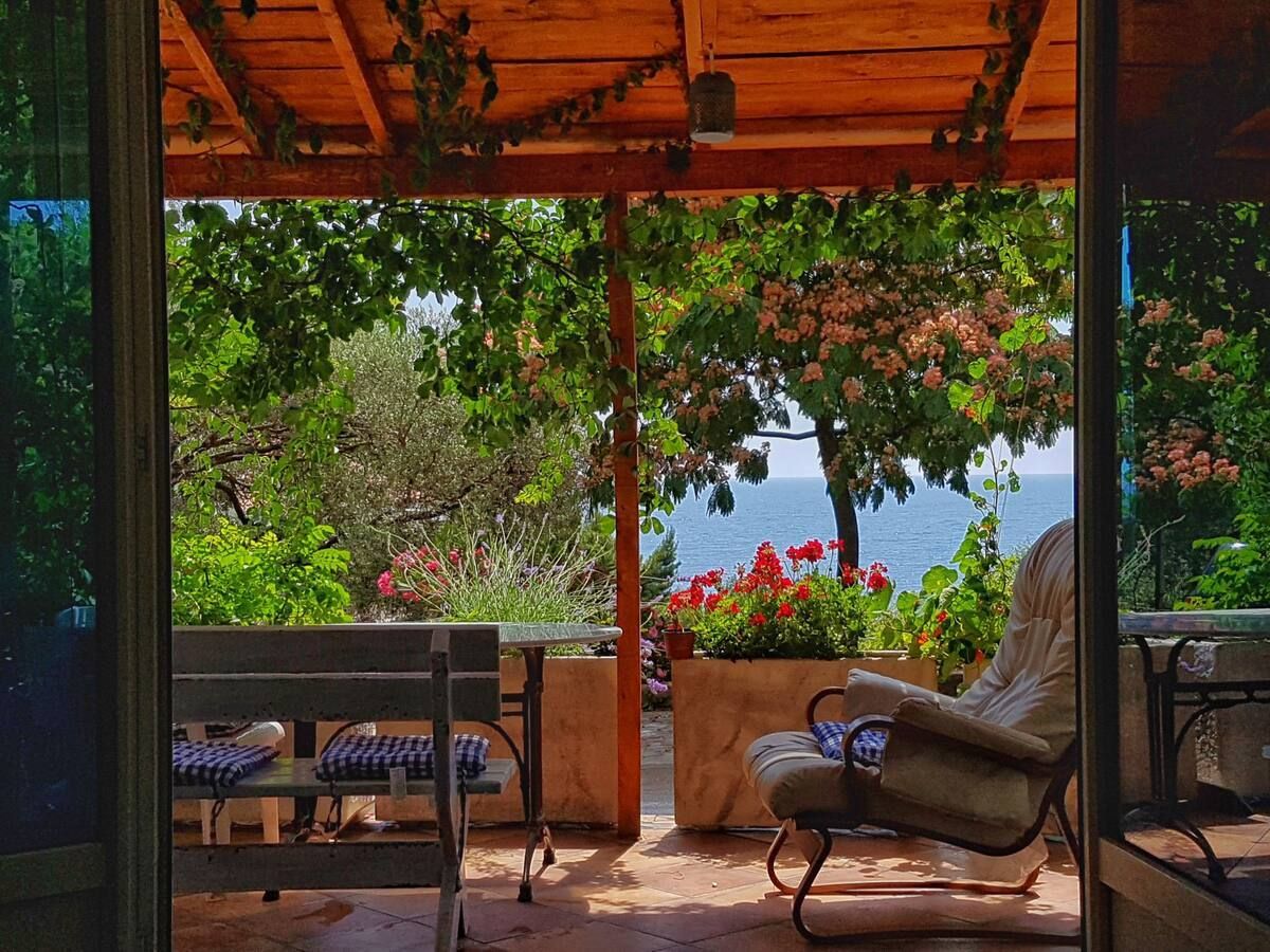 Jednosoban apartman sa velikom terasom i panoramskim pogledom,na samo 3 minuta od mora,Sveti Stefan-Budva  (NA DUZI PERIOD) - Amfora Real Estate