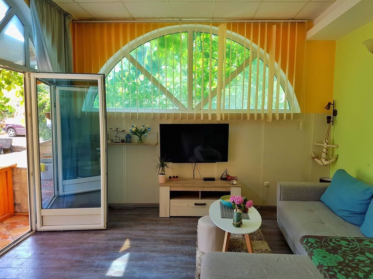 Jednosoban apartman sa velikom terasom i panoramskim pogledom,na samo 3 minuta od mora,Sveti Stefan-Budva  (NA DUZI PERIOD) - Amfora Real Estate