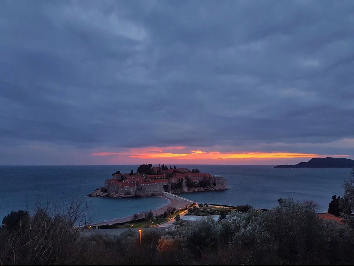 Jednosoban apartman sa velikom terasom i panoramskim pogledom,na samo 3 minuta od mora,Sveti Stefan-Budva  (NA DUZI PERIOD) - Amfora Real Estate