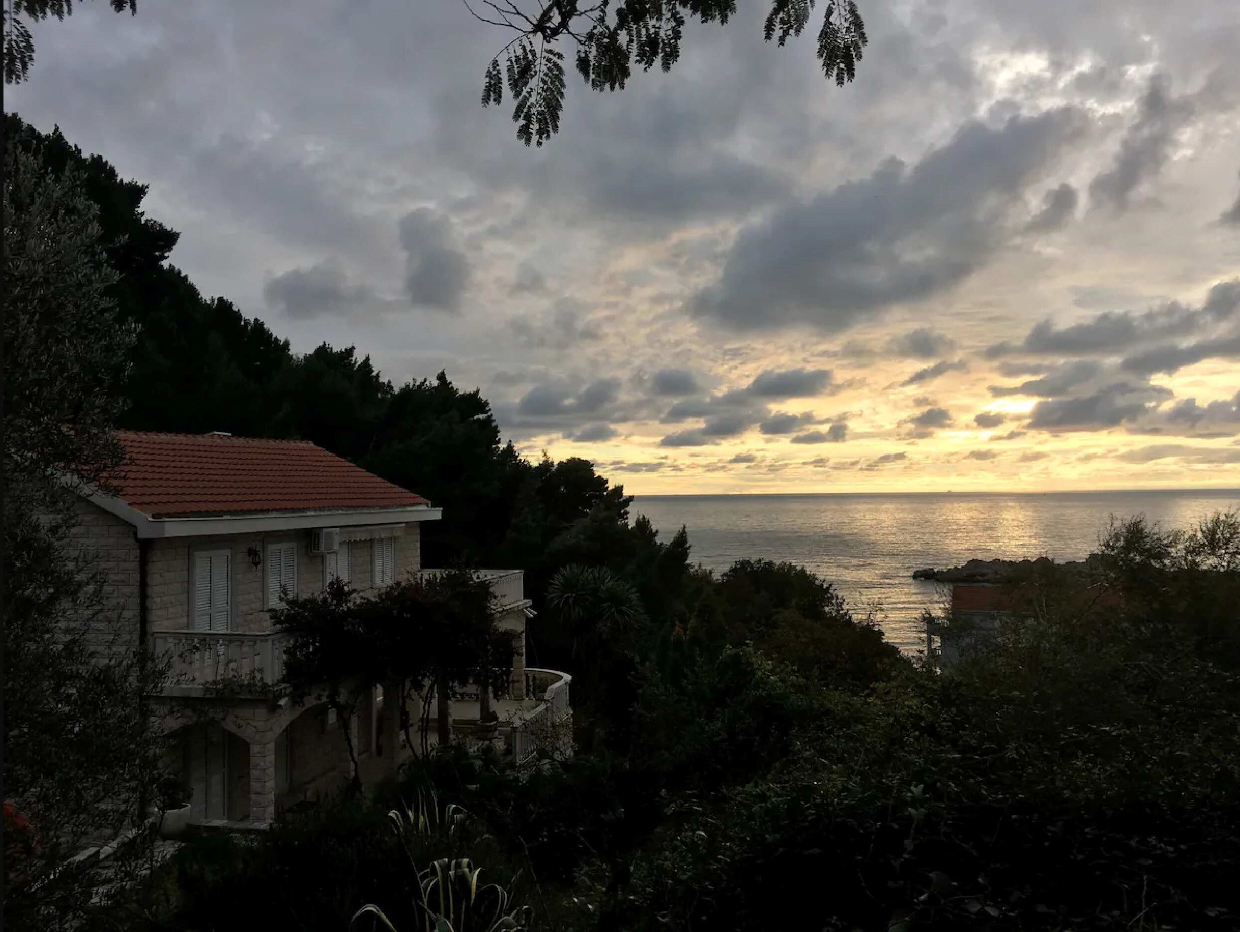 Jednosoban apartman sa velikom terasom i panoramskim pogledom,na samo 3 minuta od mora,Sveti Stefan-Budva  (NA DUZI PERIOD) - Amfora Real Estate