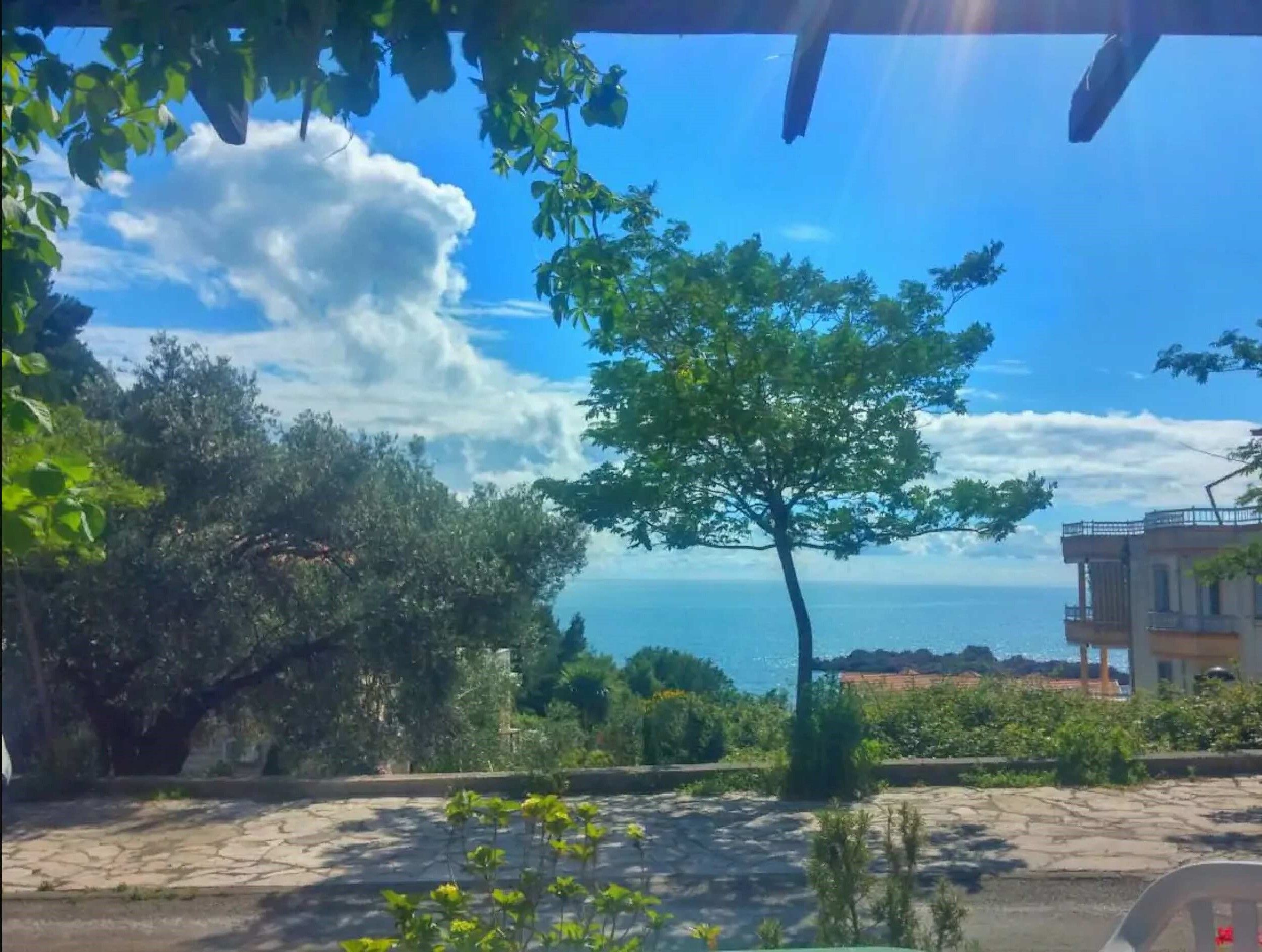 Jednosoban apartman sa velikom terasom i panoramskim pogledom,na samo 3 minuta od mora,Sveti Stefan-Budva  (NA DUZI PERIOD) - Amfora Real Estate