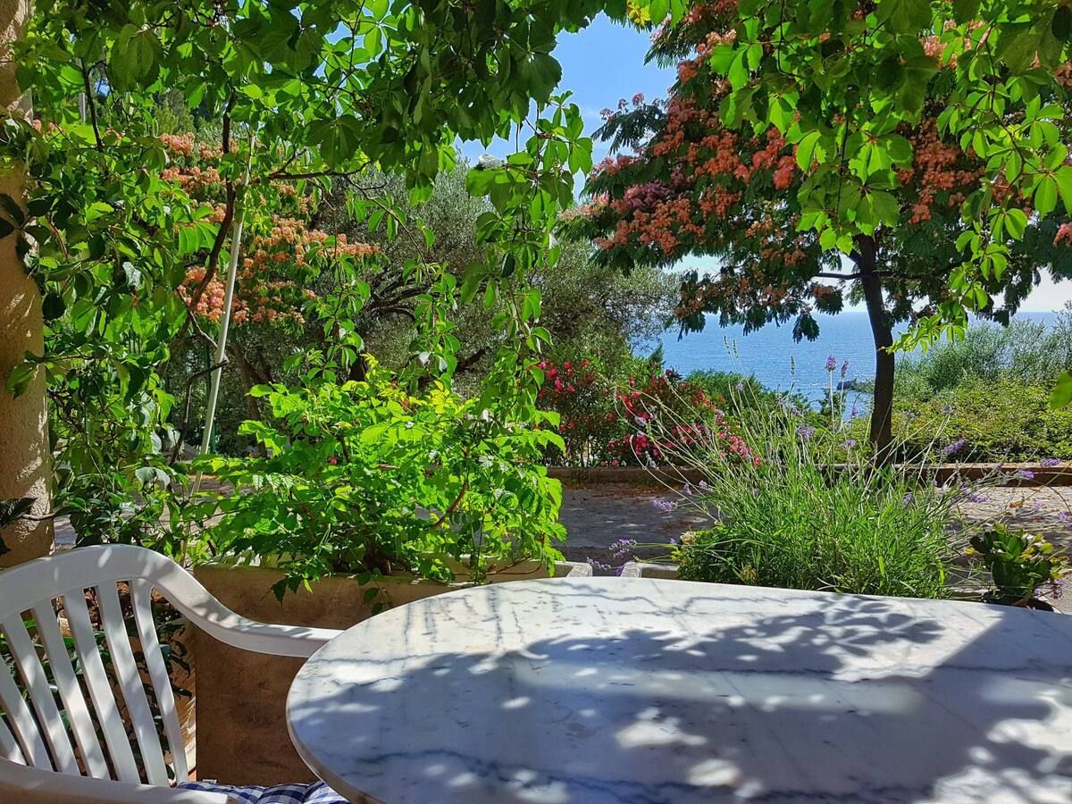 Jednosoban apartman sa velikom terasom i panoramskim pogledom,na samo 3 minuta od mora,Sveti Stefan-Budva  (NA DUZI PERIOD) - Amfora Real Estate