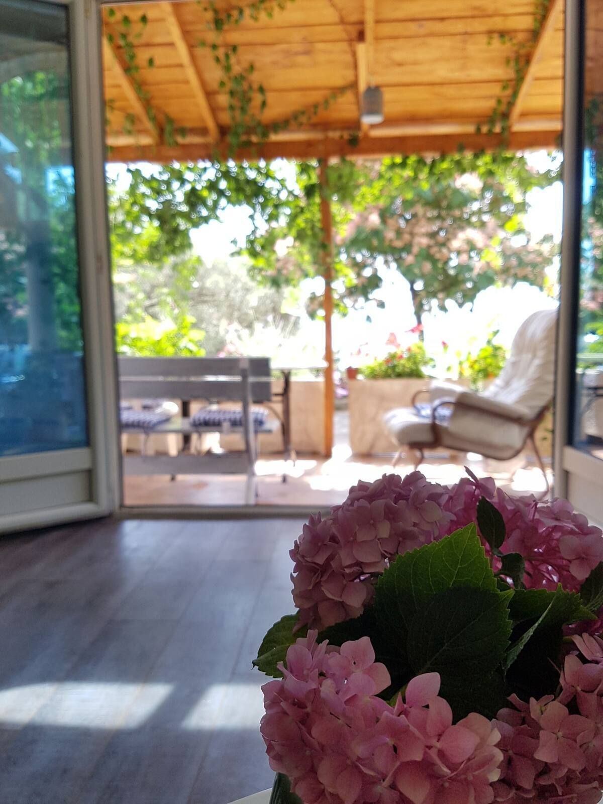 Jednosoban apartman sa velikom terasom i panoramskim pogledom,na samo 3 minuta od mora,Sveti Stefan-Budva  (NA DUZI PERIOD) - Amfora Real Estate