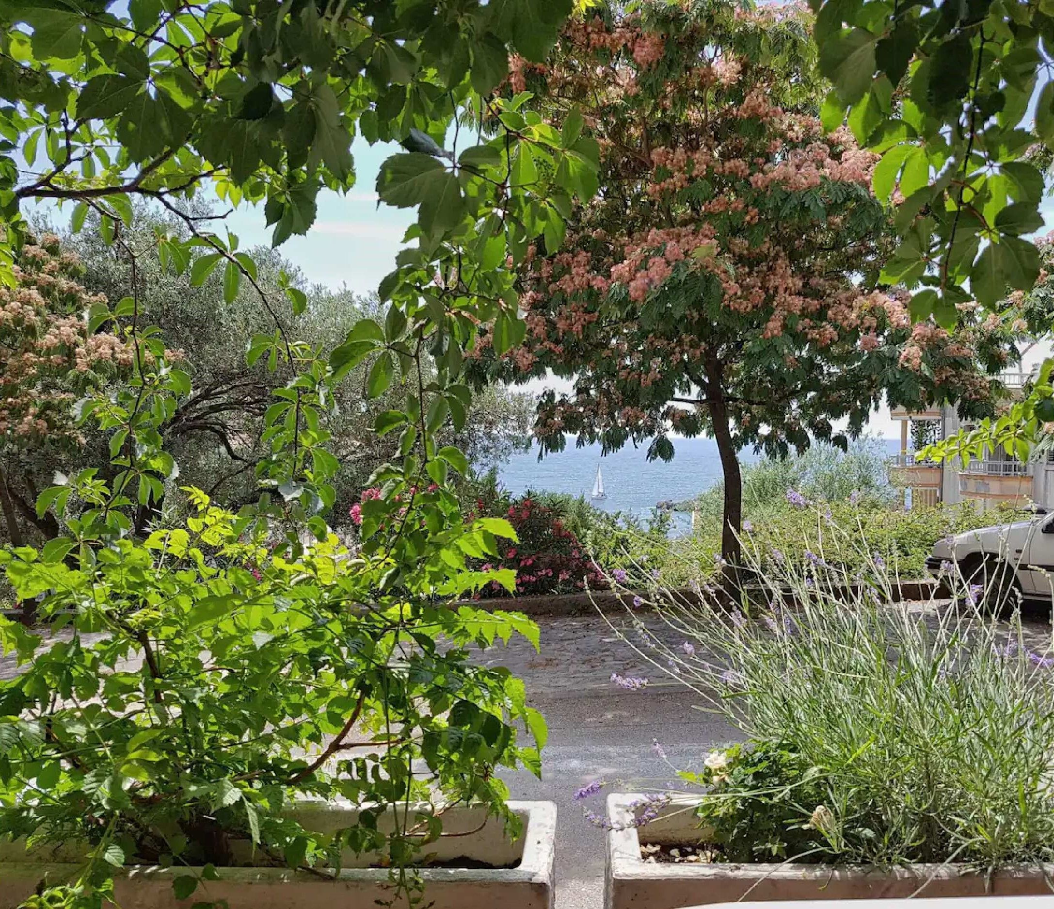 Jednosoban apartman sa velikom terasom i panoramskim pogledom,na samo 3 minuta od mora,Sveti Stefan-Budva  (NA DUZI PERIOD) - Amfora Real Estate