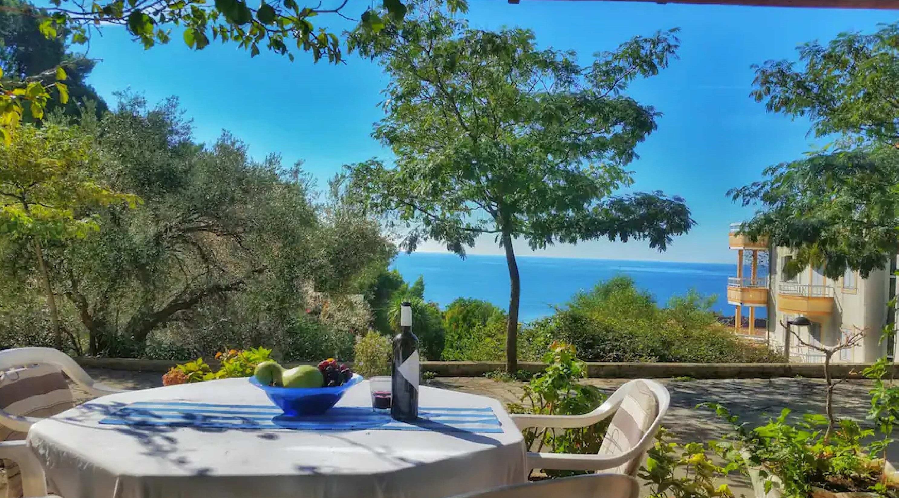 Jednosoban apartman sa velikom terasom i panoramskim pogledom,na samo 3 minuta od mora,Sveti Stefan-Budva  (NA DUZI PERIOD) - Amfora Real Estate