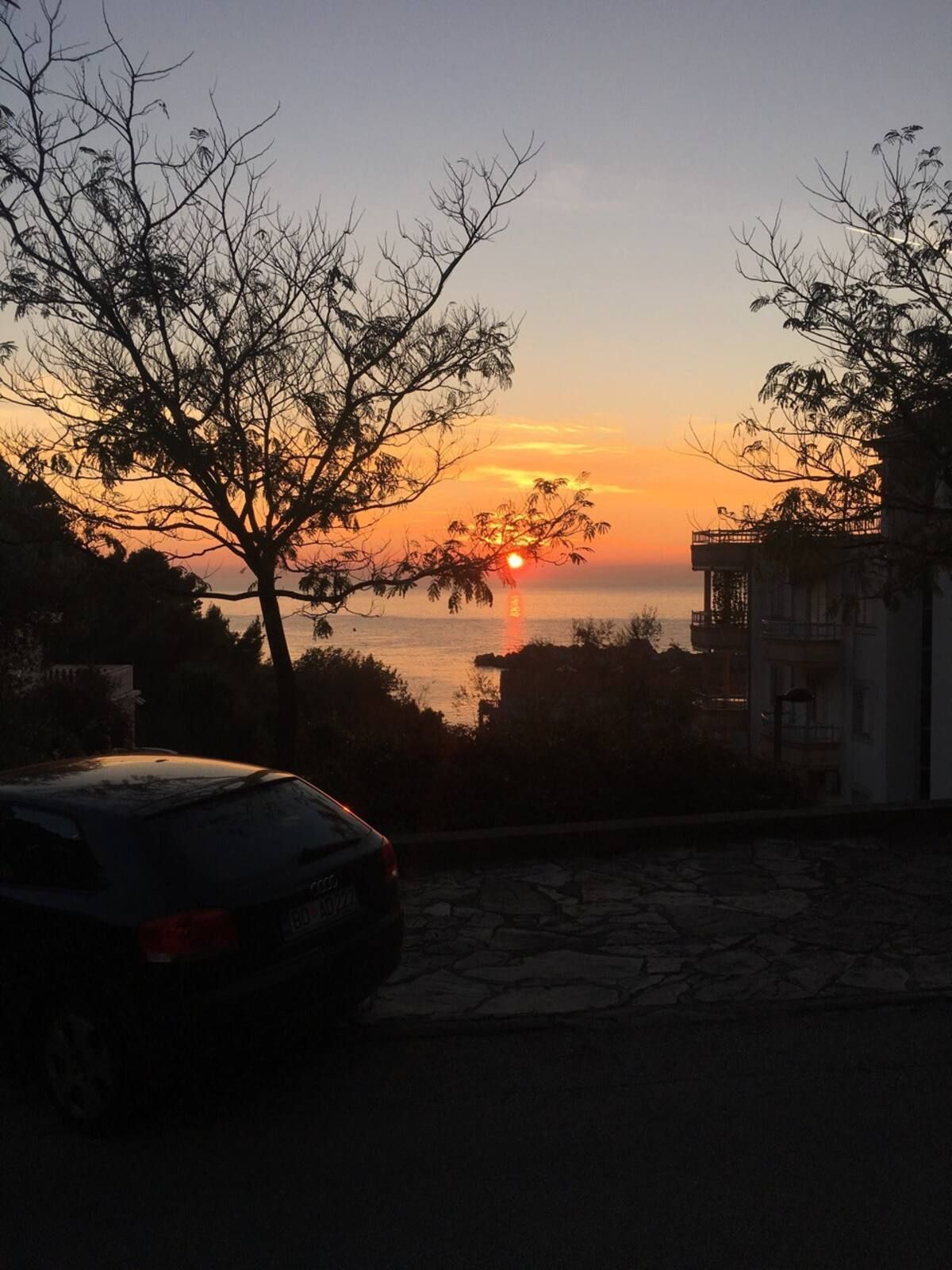 Jednosoban apartman sa velikom terasom i panoramskim pogledom,na samo 3 minuta od mora,Sveti Stefan-Budva  (NA DUZI PERIOD) - Amfora Real Estate